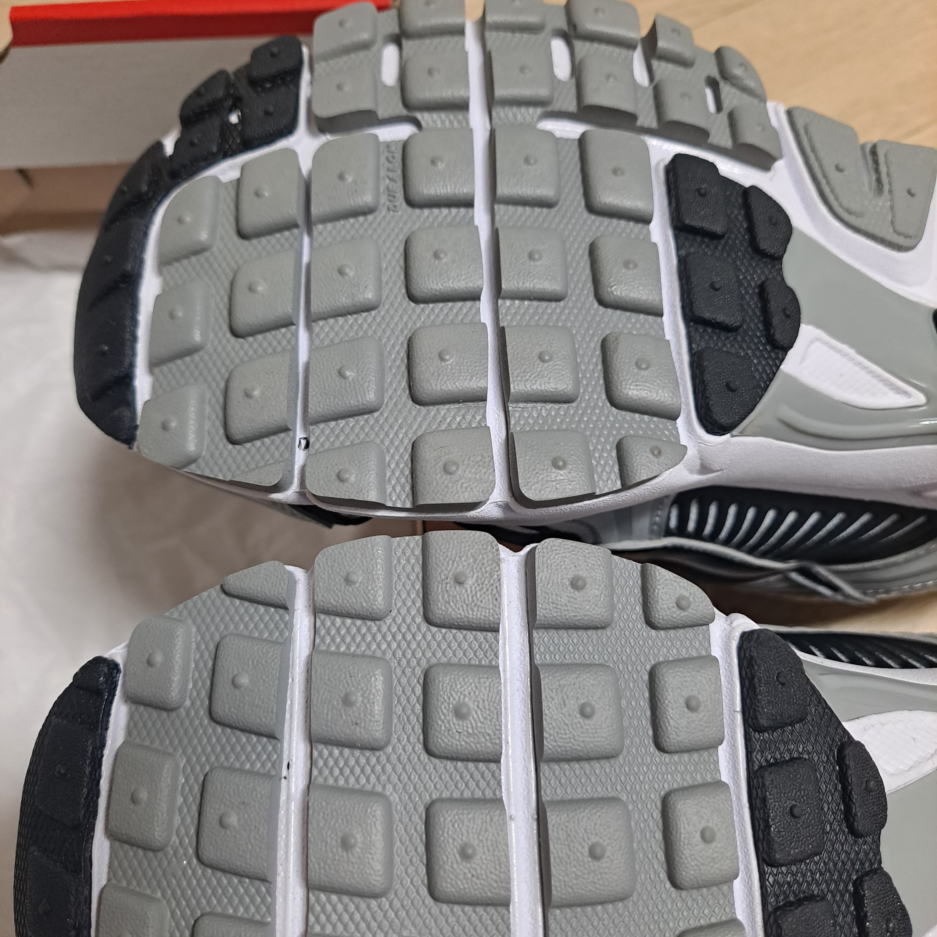 Nike Zoom Vomero 5 Metallic Silver Black 착용 스타일 - 2