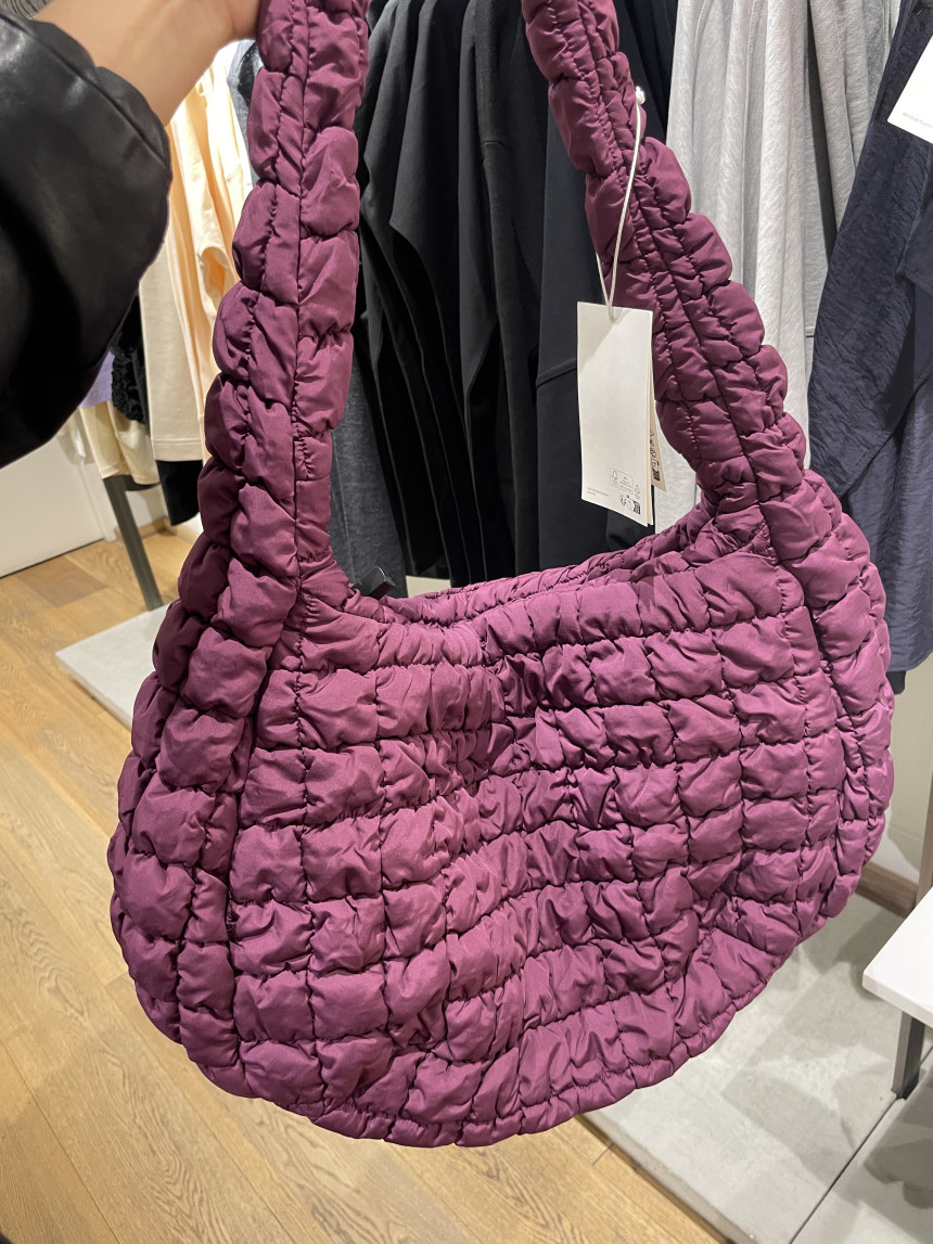 COS Quilted Oversized Shoulder Bag Burgundy 착용 스타일 - 2