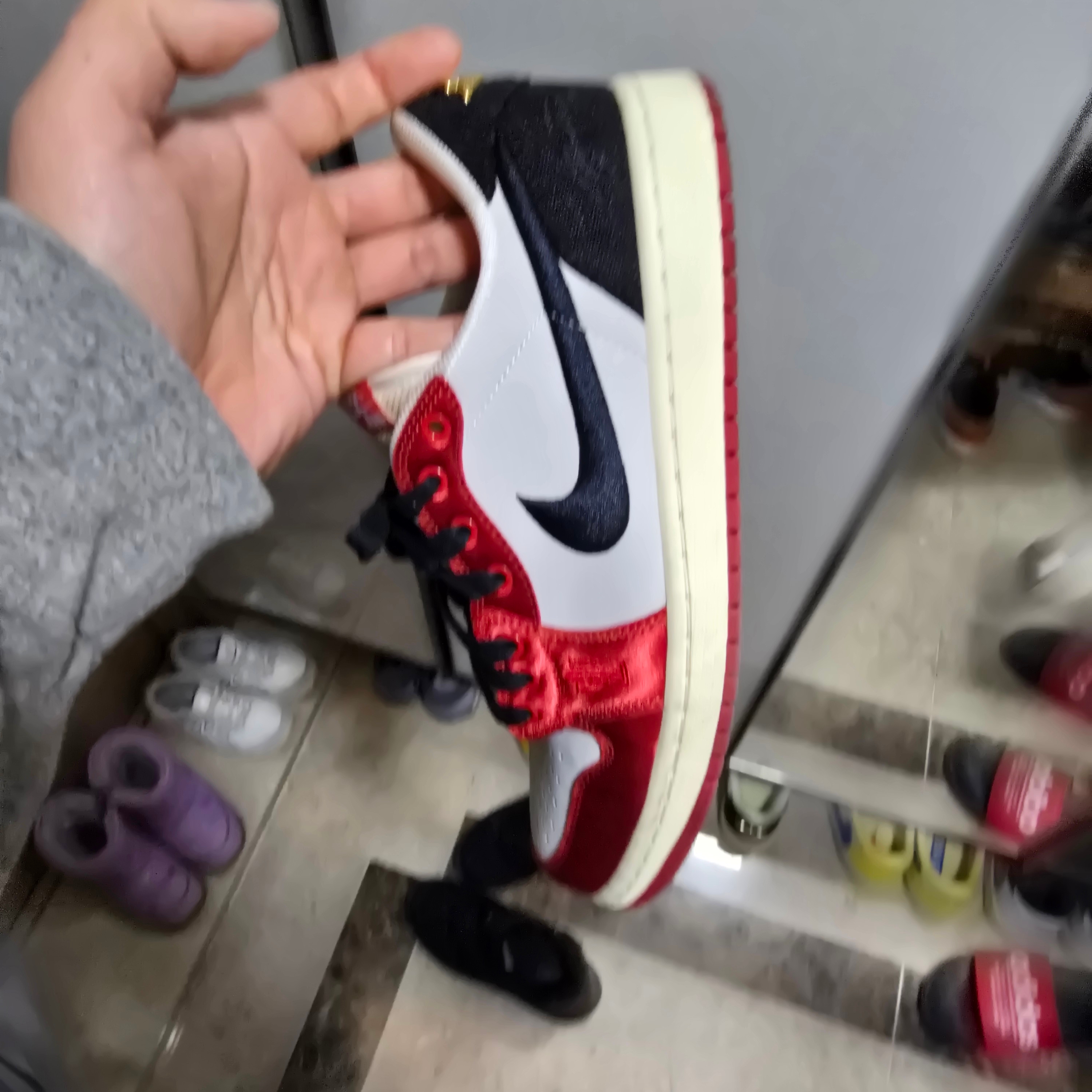 Jordan 1 x Trophy Room Retro Low OG SP Sail Varsity Red 착용 스타일