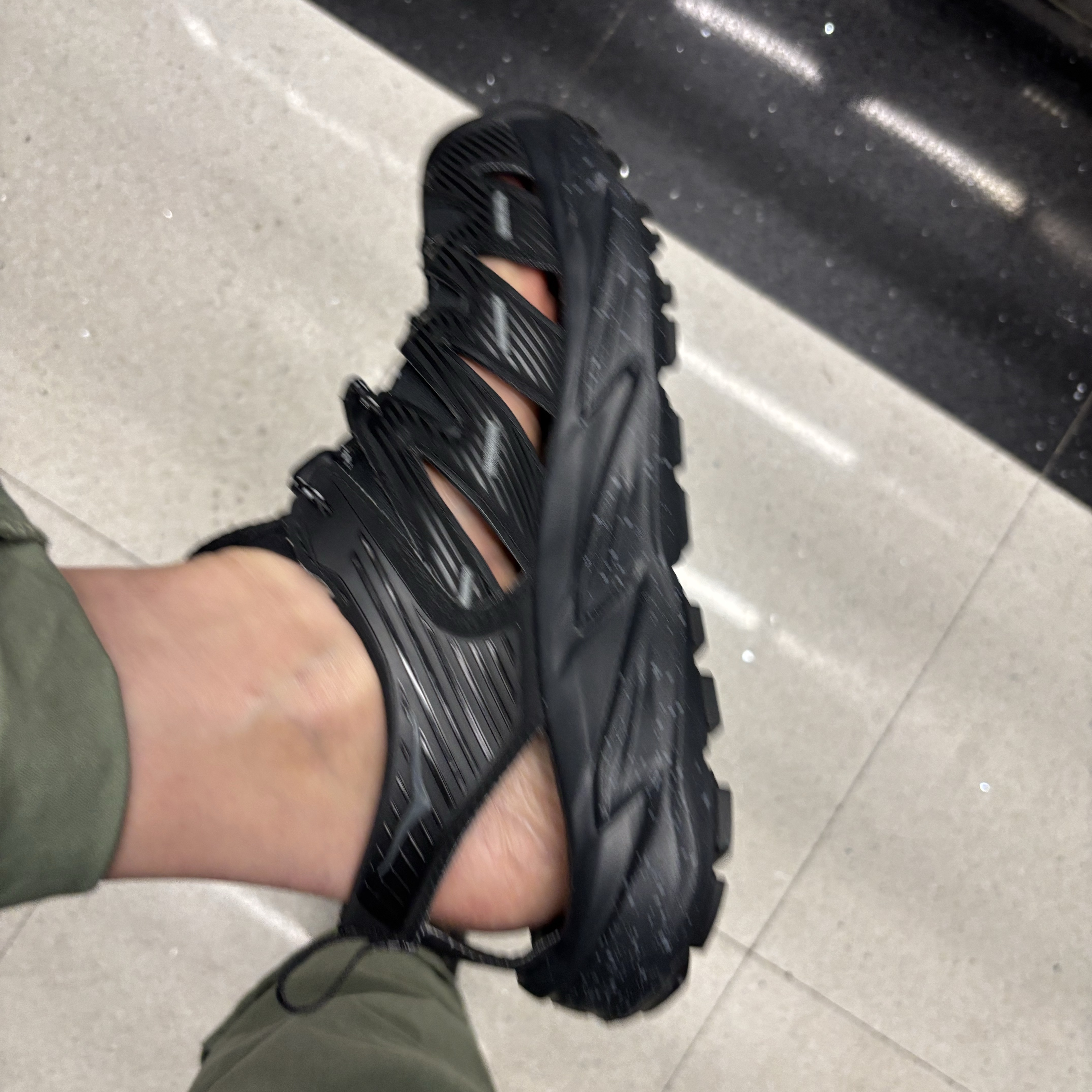 Hoka Hopara Black Castle Rock 착용 스타일