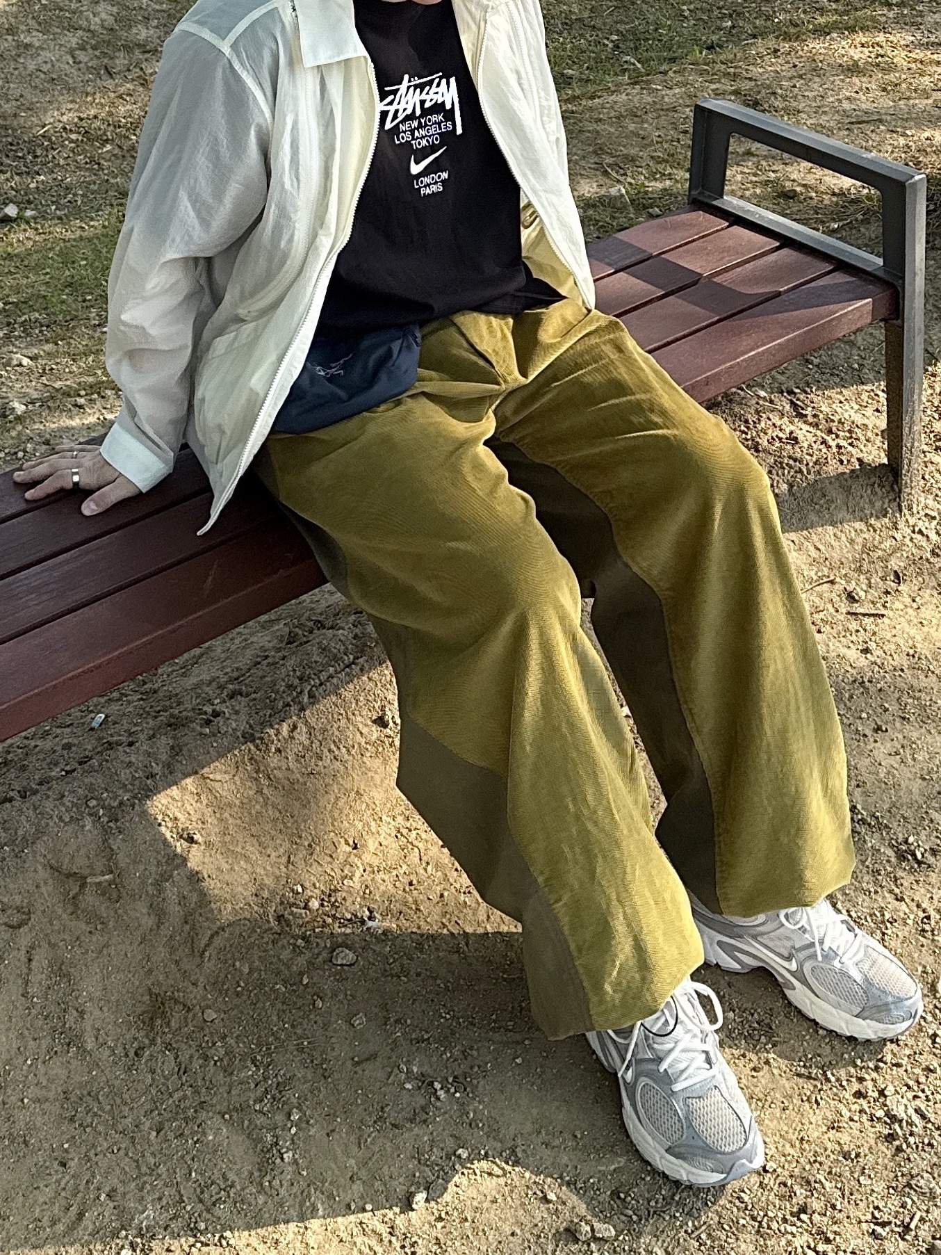 The Museum Visitor 2023 - 2024 Art Love Curved Zipper Windbreaker Ivory, Nike x Stussy WT T-Shirt Black - Asia 착용 스타일 - 2