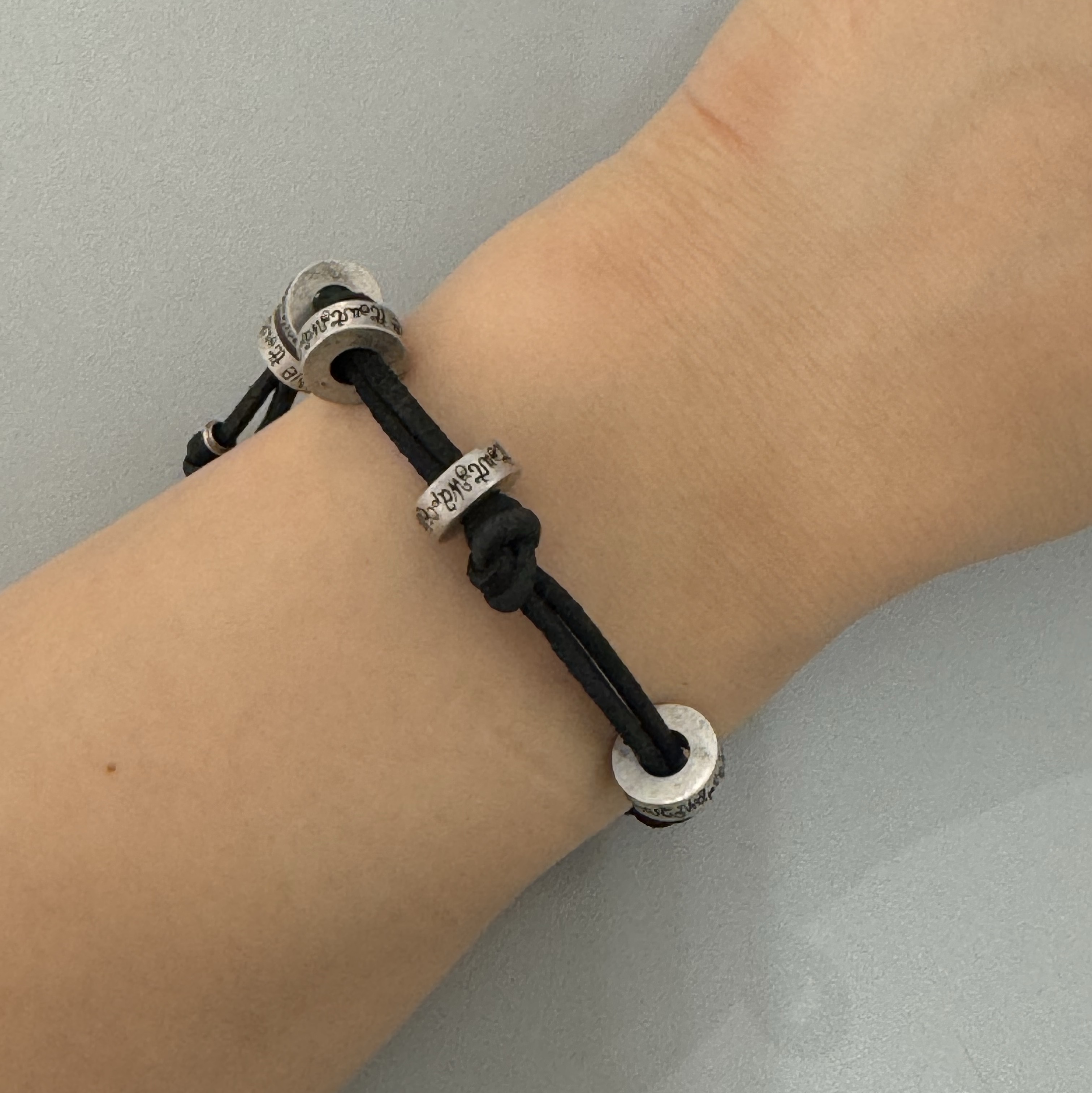 TOWTOW.ARCHIVE Monda Leather Bracelet Black 착용 스타일 - 4