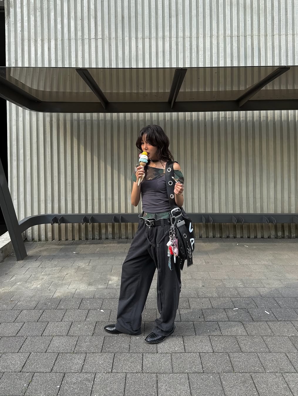 [KREAM 단독] Vacant Archive Bella Wide Strap Hobo Bag Crack Black, [KREAM 단독] Vacant Archive Bella Wide Strap Hobo Bag Dirty White 착용 스타일