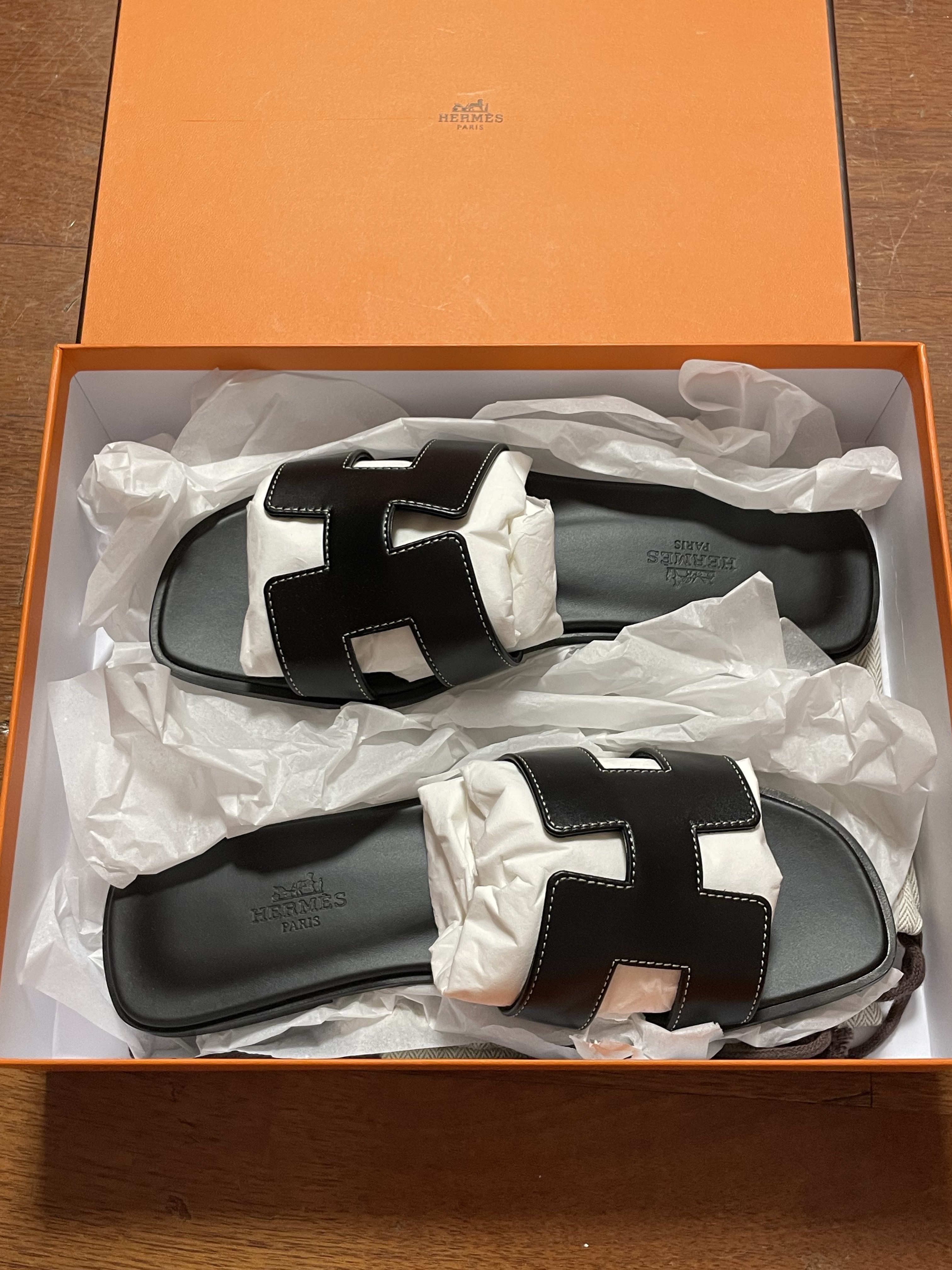 (W) Hermes Oran Sandal Calfskin & Noir Piqures Ecrues 착용 스타일 - 1