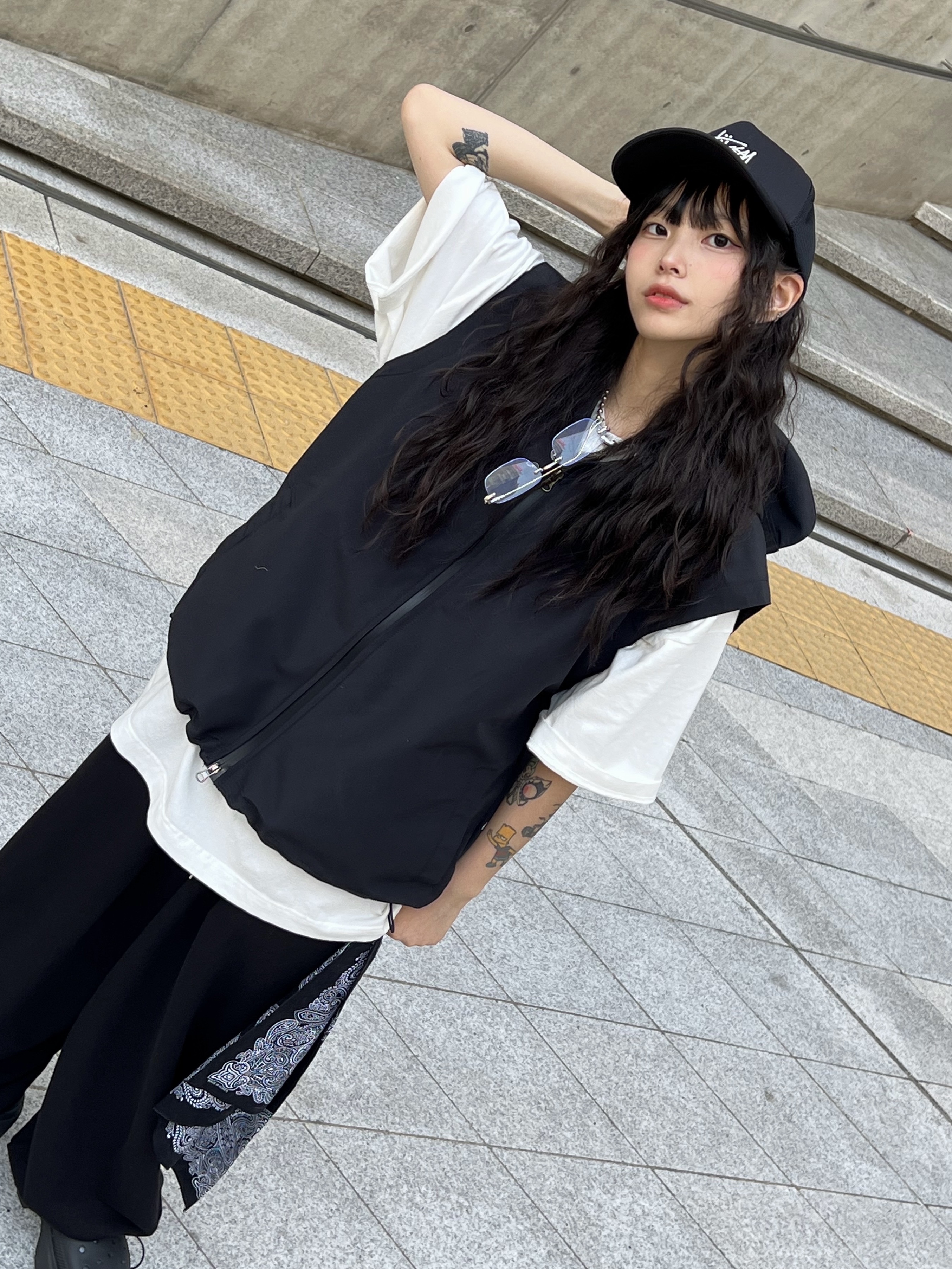 Stussy Basic Trucker Cap Black, Crocs Stomp Clog Black 착용 스타일 - 1