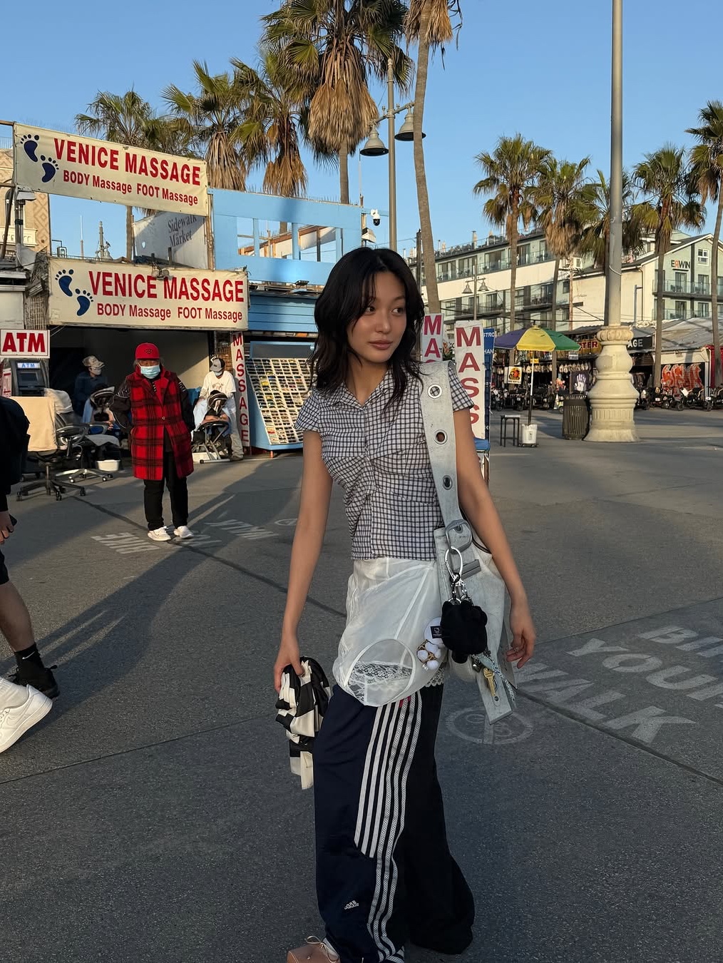 [KREAM 단독] Vacant Archive Bella Wide Strap Hobo Bag Dirty White, [KREAM 단독] Vacant Archive Bella Wide Strap Hobo Bag Crack Black 착용 스타일