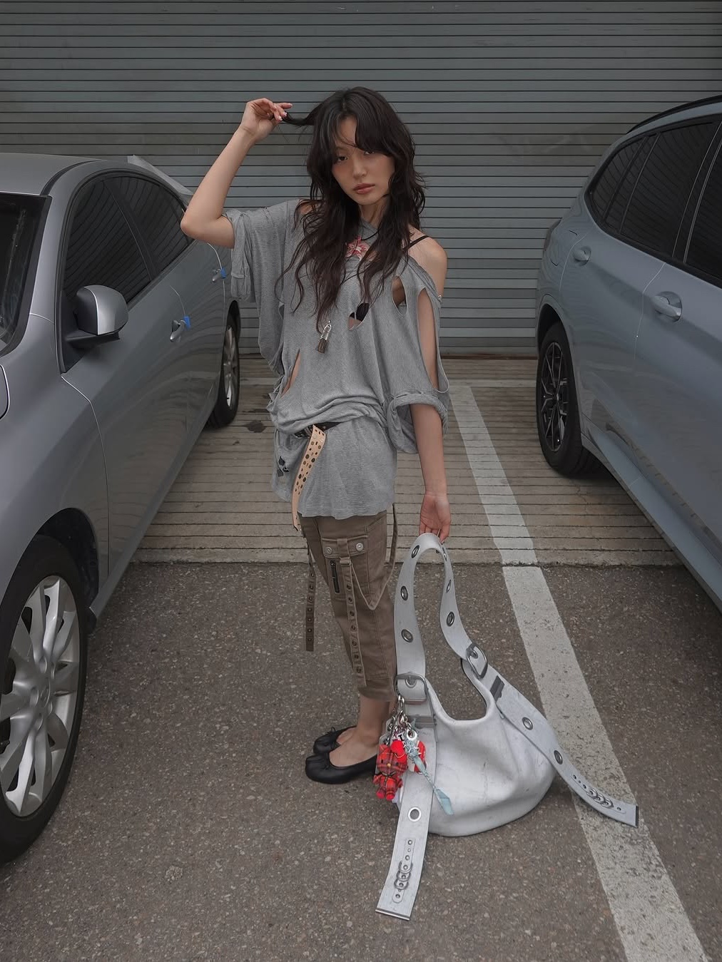 [KREAM 단독] Vacant Archive Bella Wide Strap Hobo Bag Dirty White, [KREAM 단독] Vacant Archive Bella Wide Strap Hobo Bag Crack Black 착용 스타일