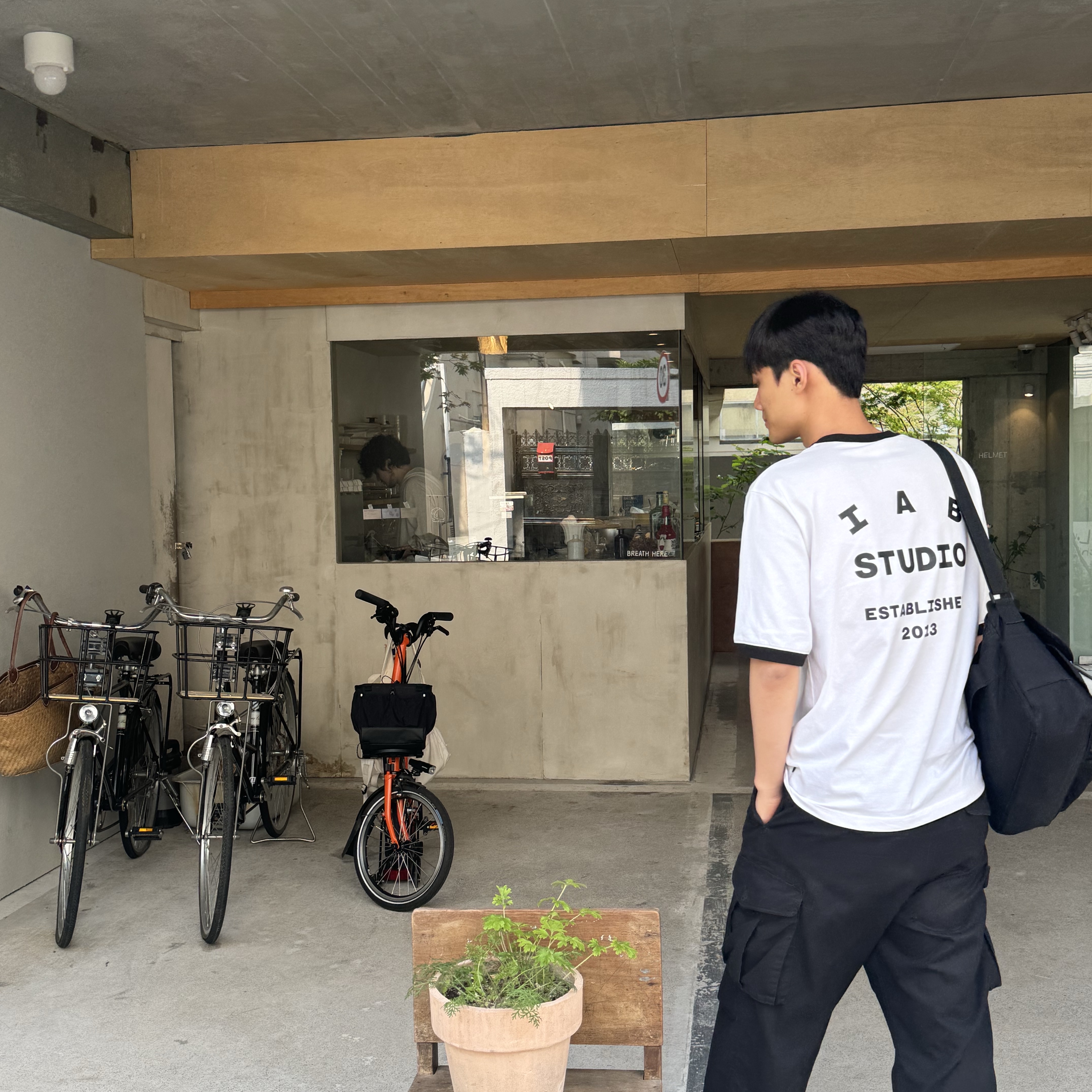 IAB Studio Established T-Shirt White Black 착용 스타일