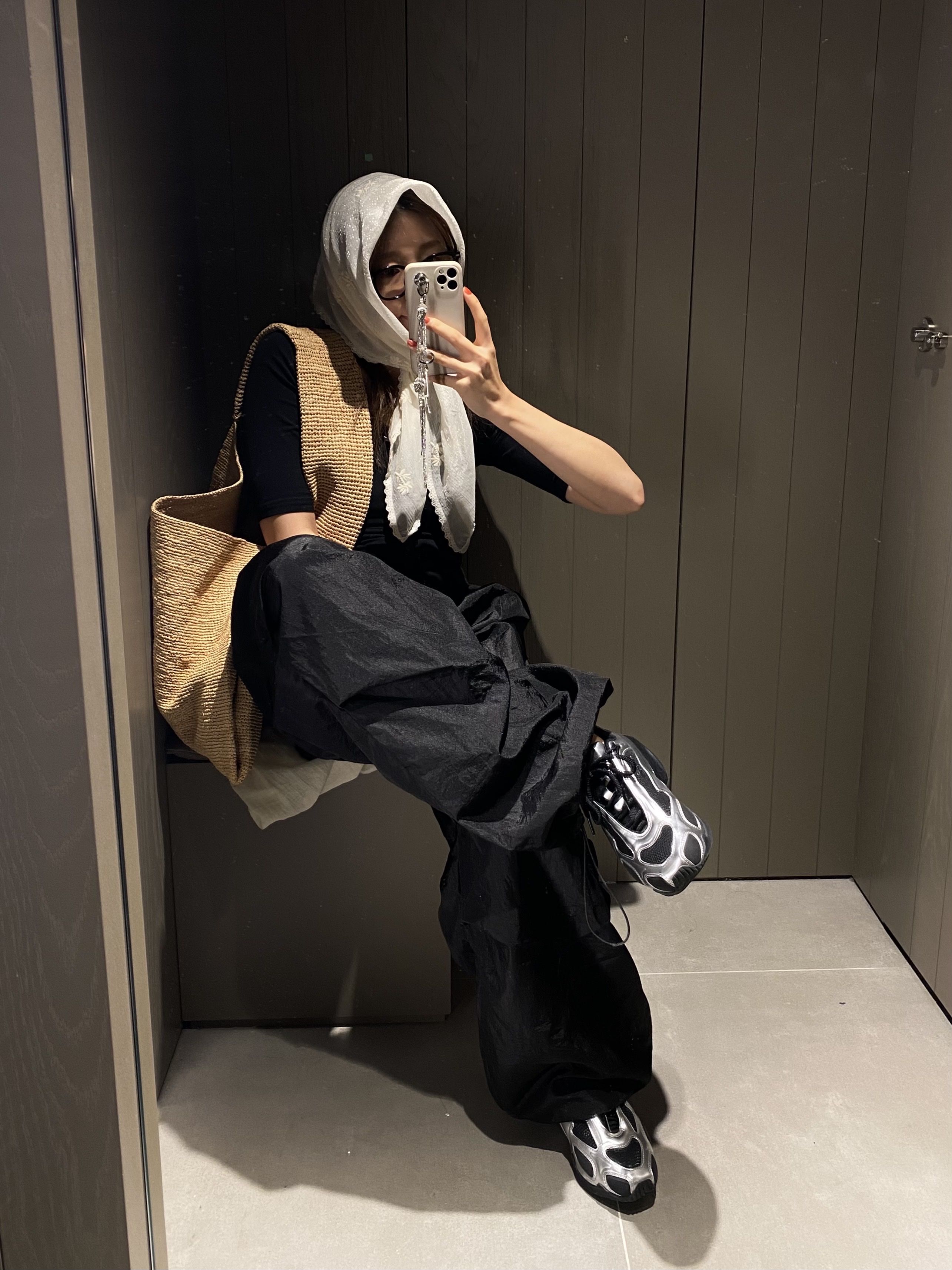 (W) Nike Air Max Muse Black and Metallic Silver 착용 스타일 - 1