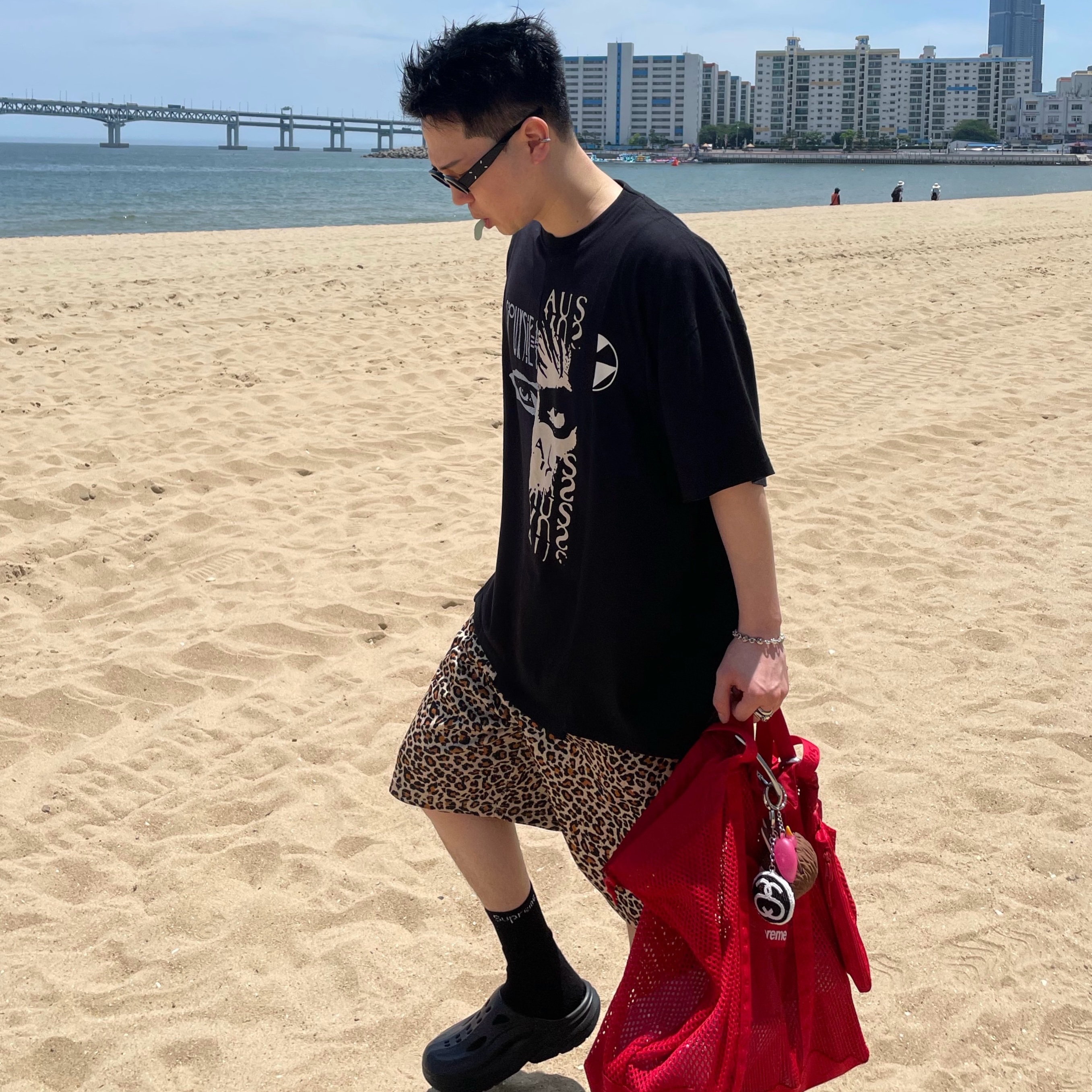 Supreme Mesh Tote Bag Red - 25SS, Supreme Mesh Mini Pouch Red - 25SS 착용 스타일 - 1
