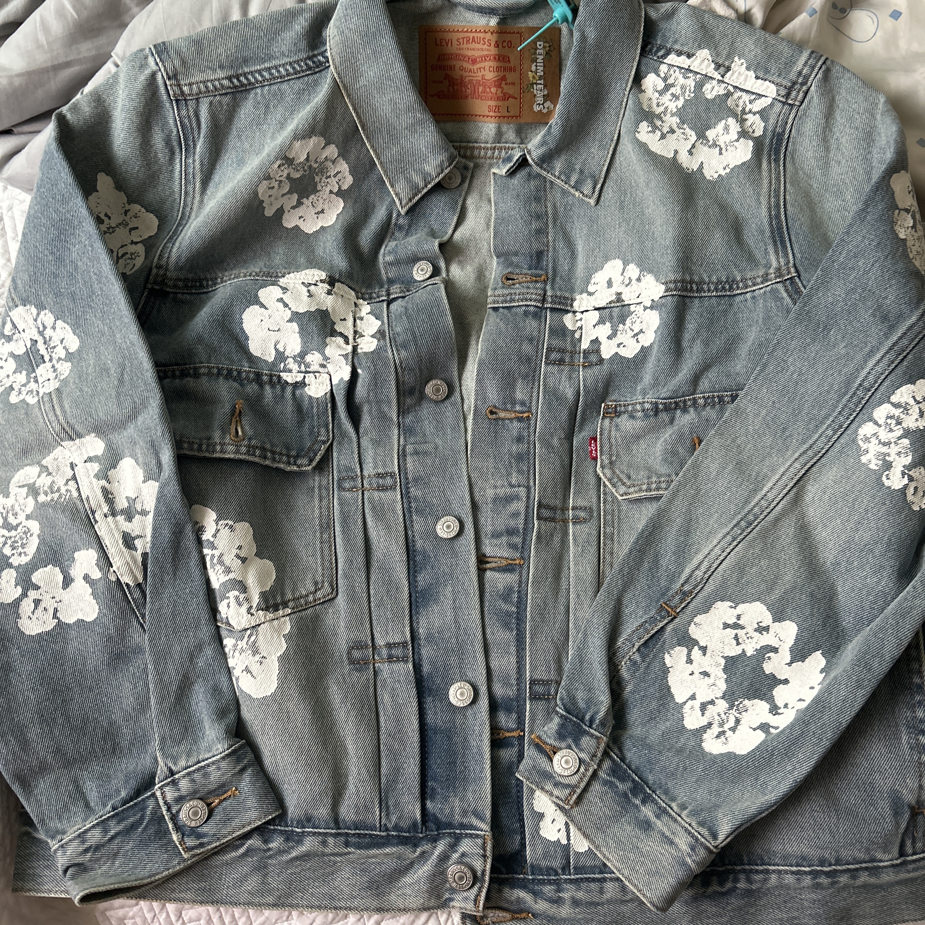 Denim Tears Type II All Over Wreath Jacket Light Wash 착용 스타일 - 1
