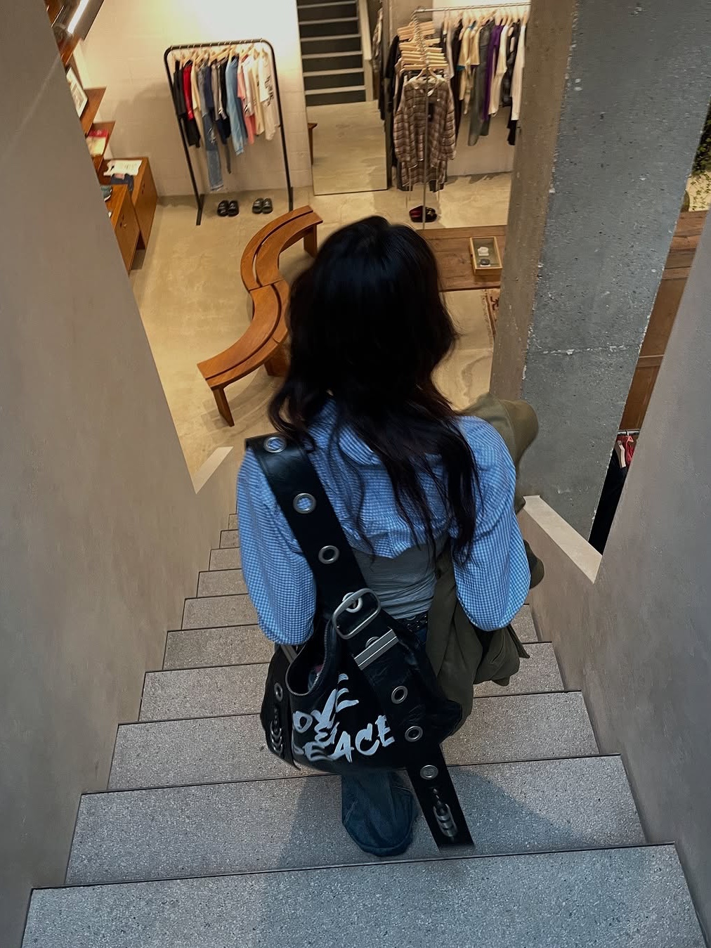 [KREAM 단독] Vacant Archive Bella Wide Strap Hobo Bag Crack Black, [KREAM 단독] Vacant Archive Bella Wide Strap Hobo Bag Dirty White 착용 스타일