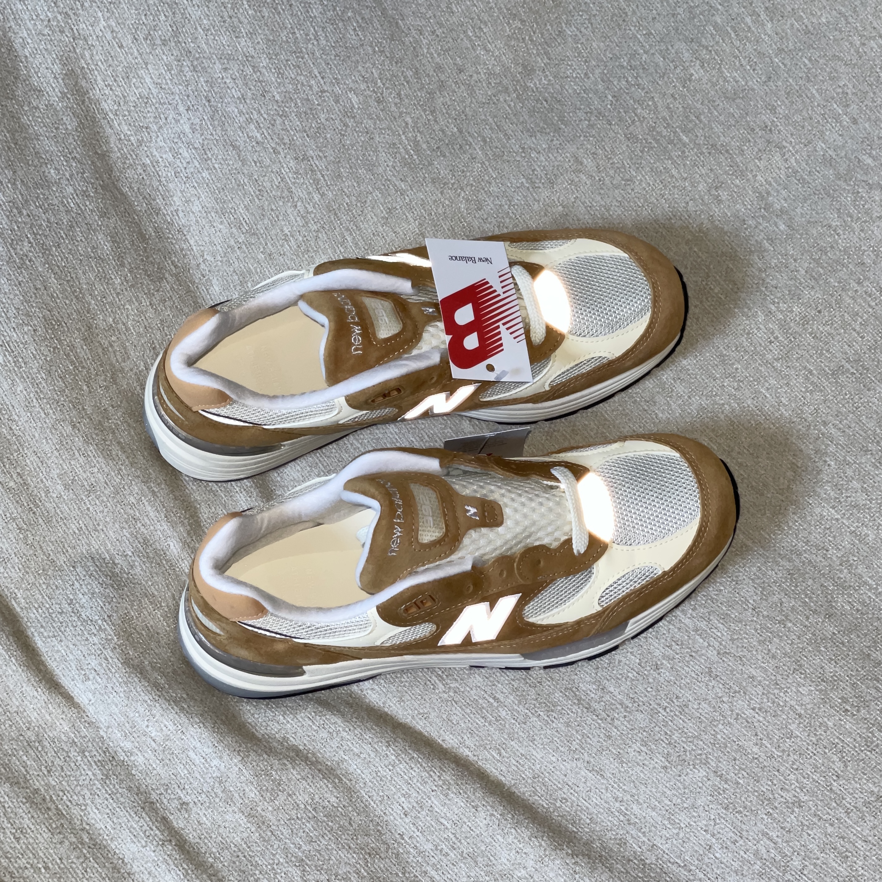 New Balance 992 Made in USA Sweet Caramel Calcium 착용 스타일 - 2