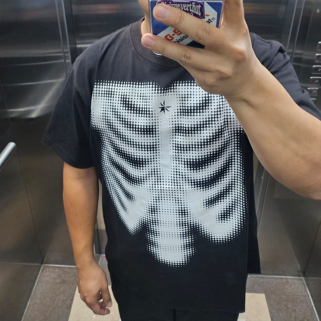 Darkr8m Studio Shibuya Logo Bones T-Shirt Black 착용 스타일 - 3
