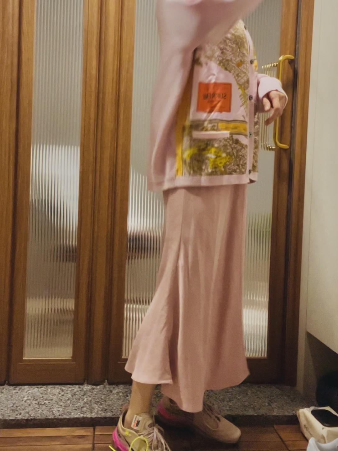 Supreme Silk Map Cardigan Pink - 23FW, Nike x Off-White Air Max 97 Elemental Rose Serena Queen 착용 스타일 - 1