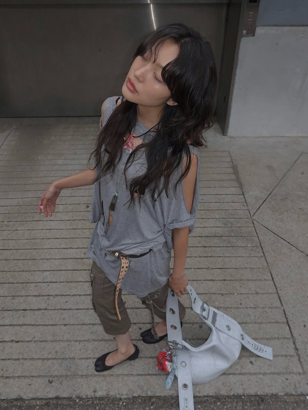 [KREAM 단독] Vacant Archive Bella Wide Strap Hobo Bag Dirty White, [KREAM 단독] Vacant Archive Bella Wide Strap Hobo Bag Crack Black 착용 스타일