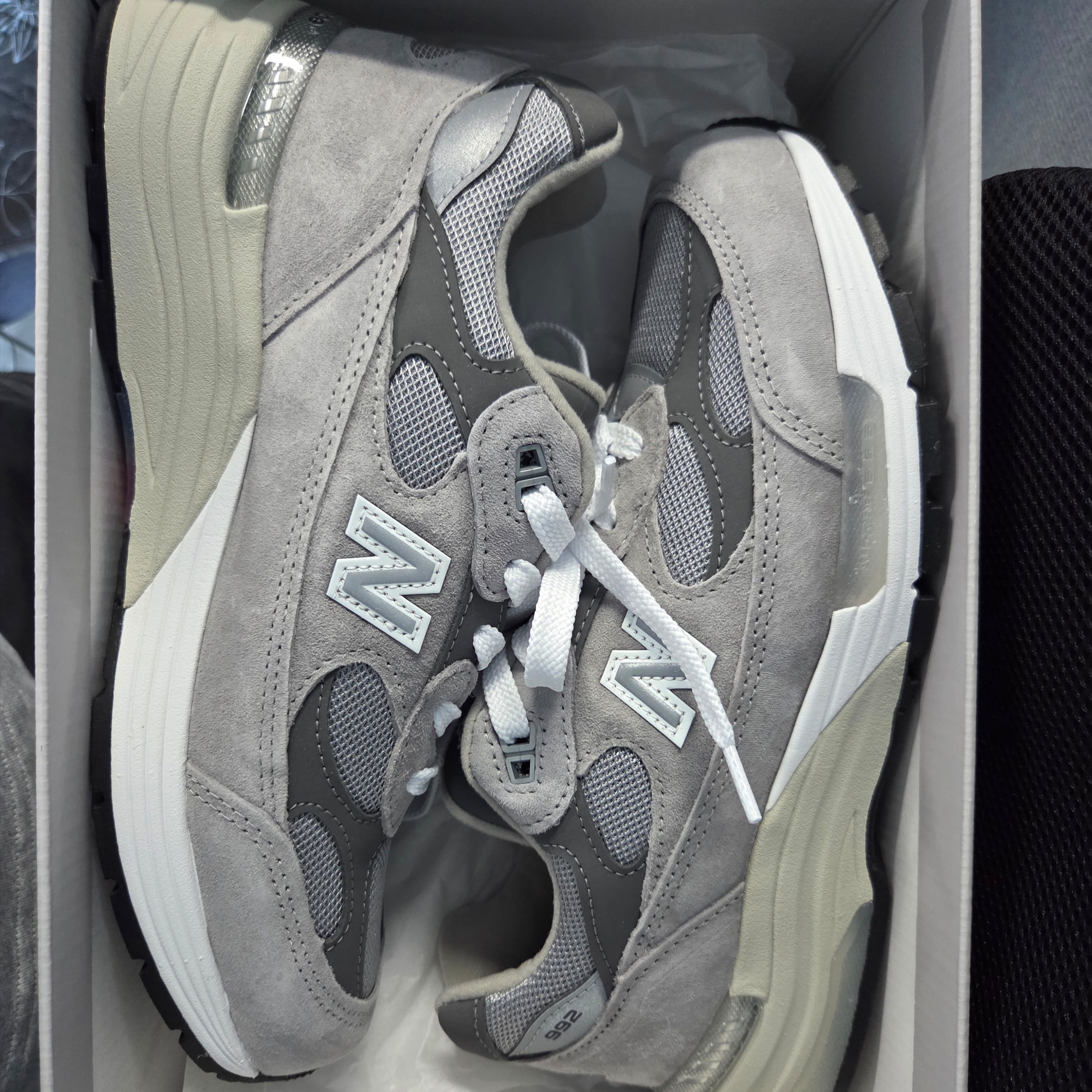 New Balance 992 Made in USA Core Grey Silver Metallic 착용 스타일 - 1