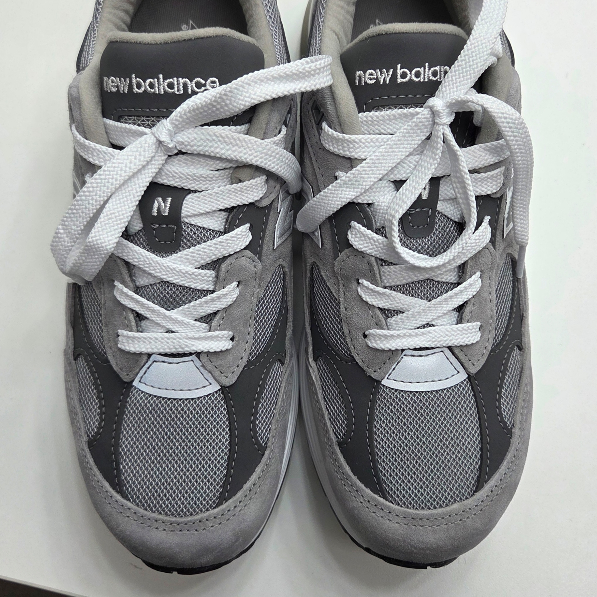 New Balance 992 Made in USA Core Grey Silver Metallic 착용 스타일 - 2
