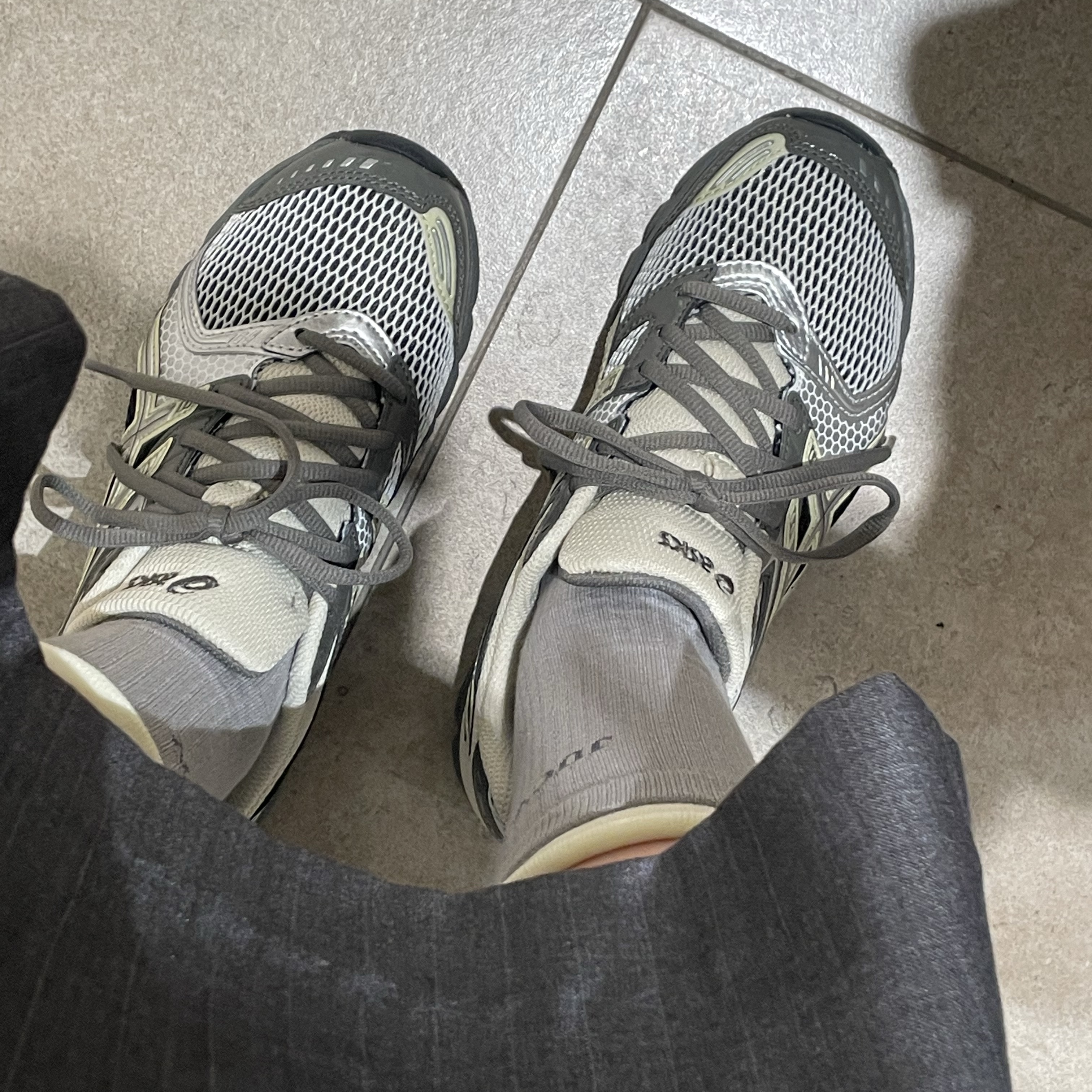 Asics Gel-DS Trainer 14 Truffle Grey Pure Silver 착용 스타일