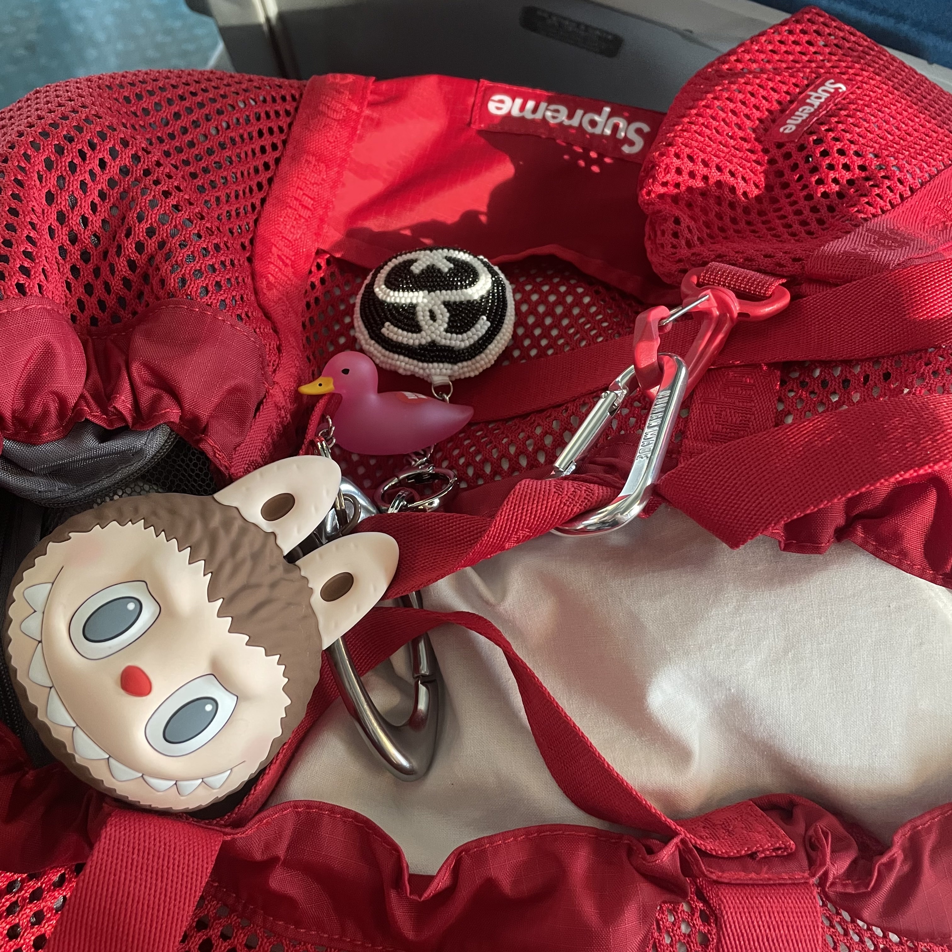 Supreme Mesh Tote Bag Red - 25SS, Supreme Mesh Mini Pouch Red - 25SS 착용 스타일 - 3