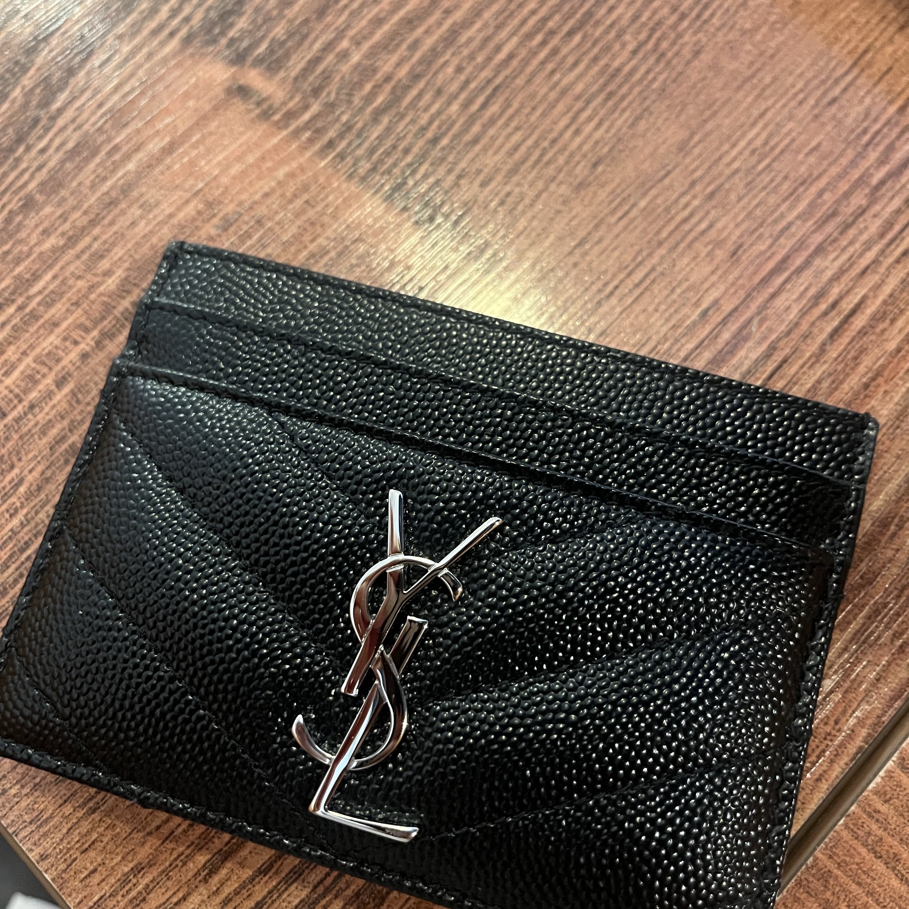 Saint Laurent Cassandre Matelasse Card Case in Grain De Poudre Embossed Leather Black 착용 스타일
