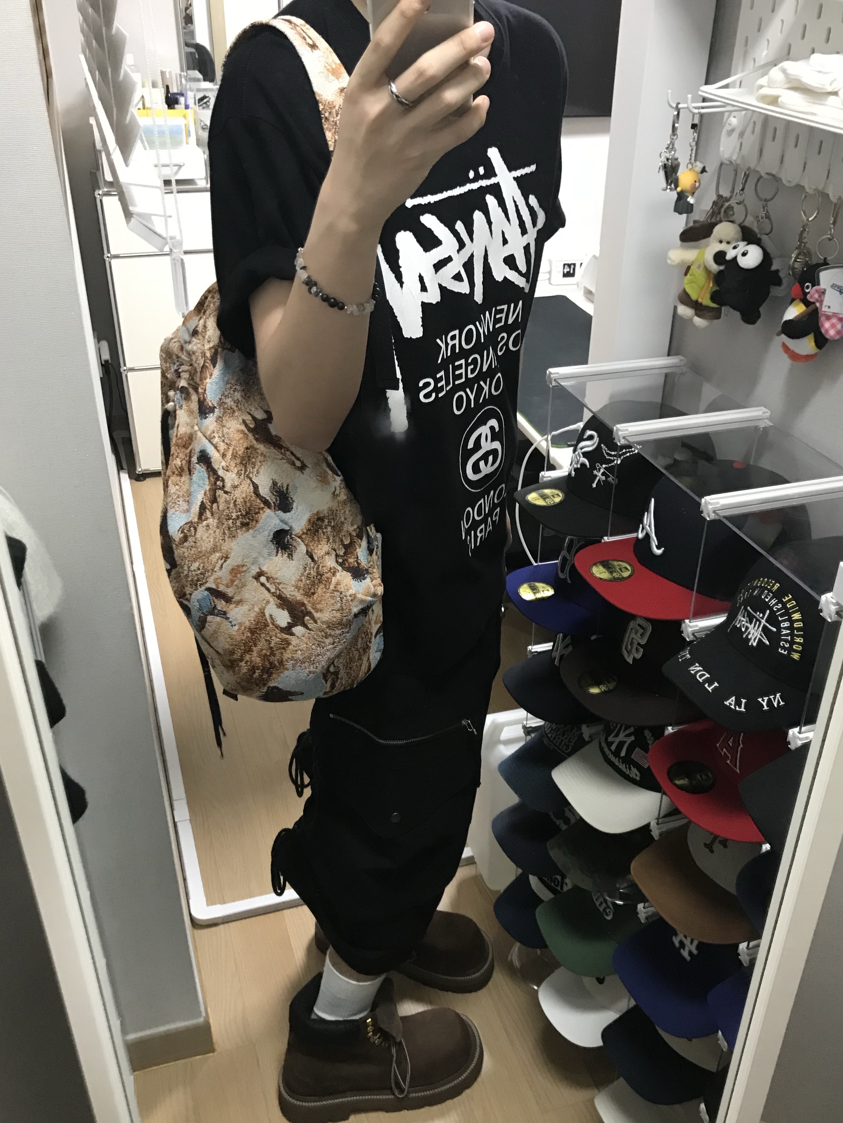 Stussy World Tour T-Shirt Black 2024,2025, Stussy World Tour T-Shirt Black 2023 착용 스타일 - 1