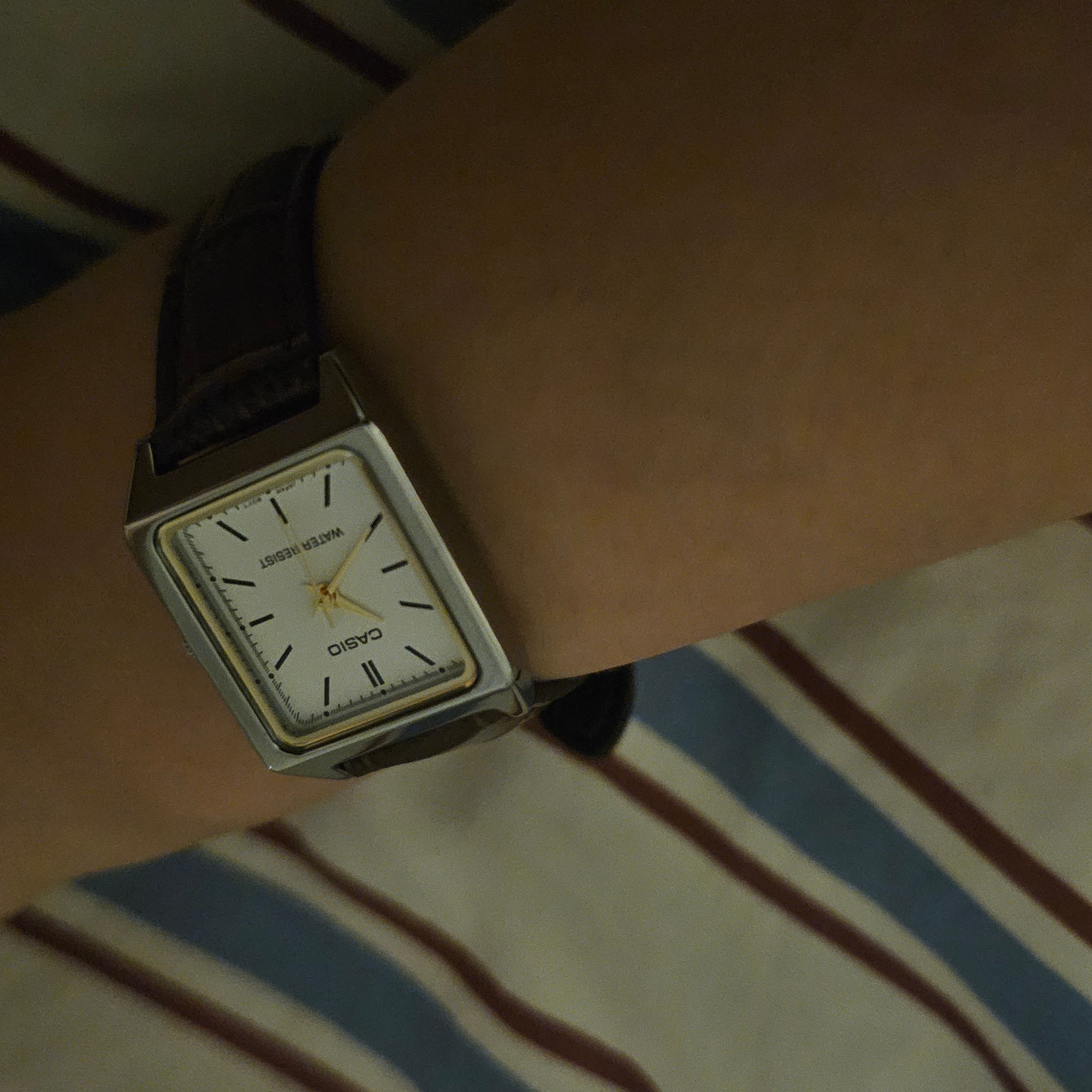 Casio LTP-V007L-7E2 착용 스타일