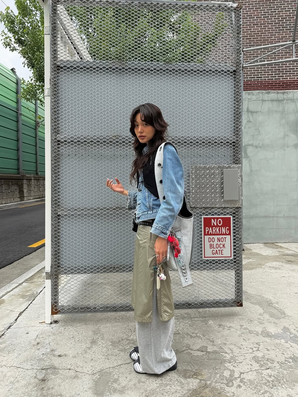 [KREAM 단독] Vacant Archive Bella Wide Strap Hobo Bag Dirty White, [KREAM 단독] Vacant Archive Bella Wide Strap Hobo Bag Crack Black 착용 스타일