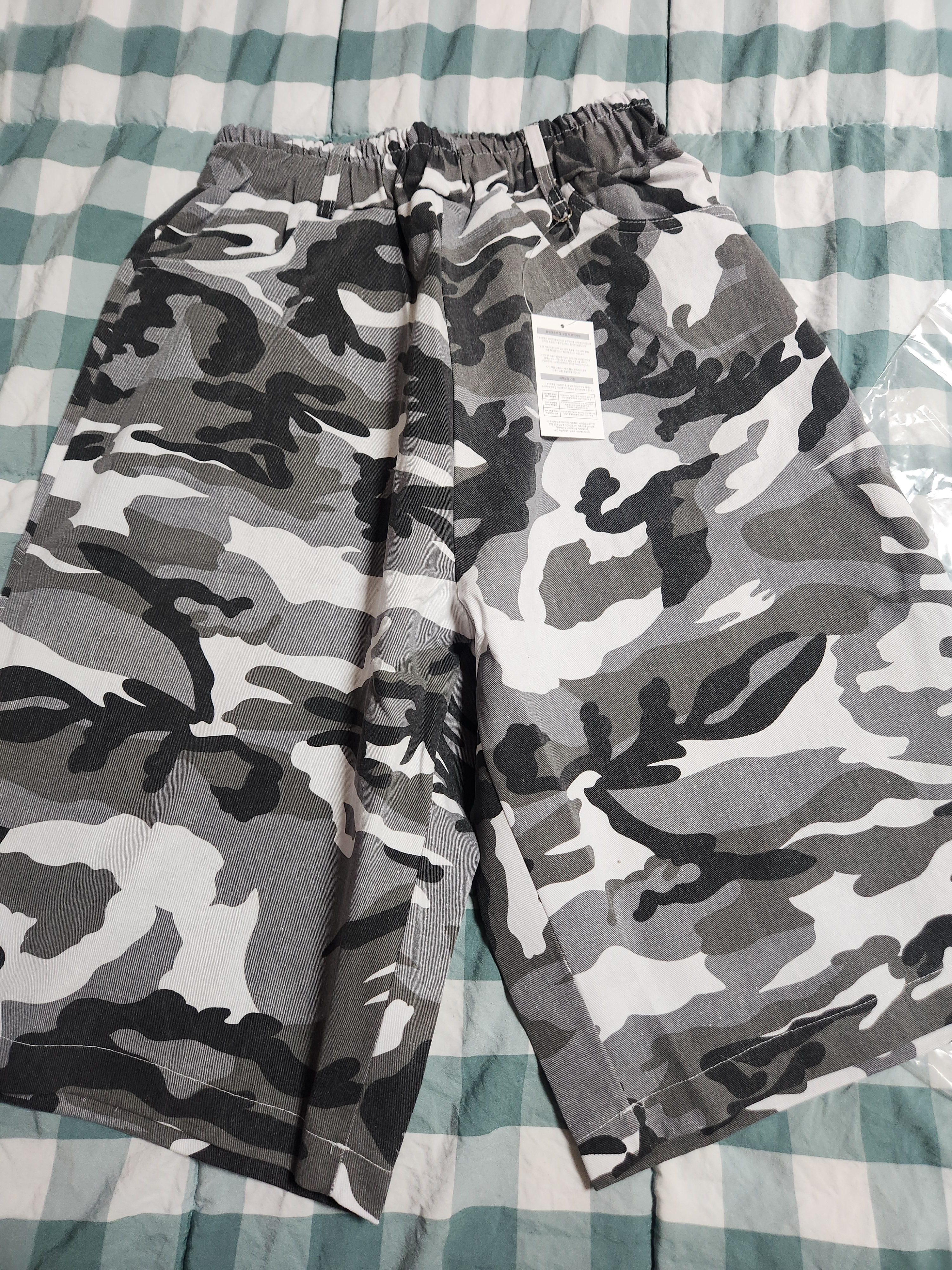 SLOW RECORD HOUSE Carpenter Bermuda Wide Camo Pants White 착용 스타일 - 2