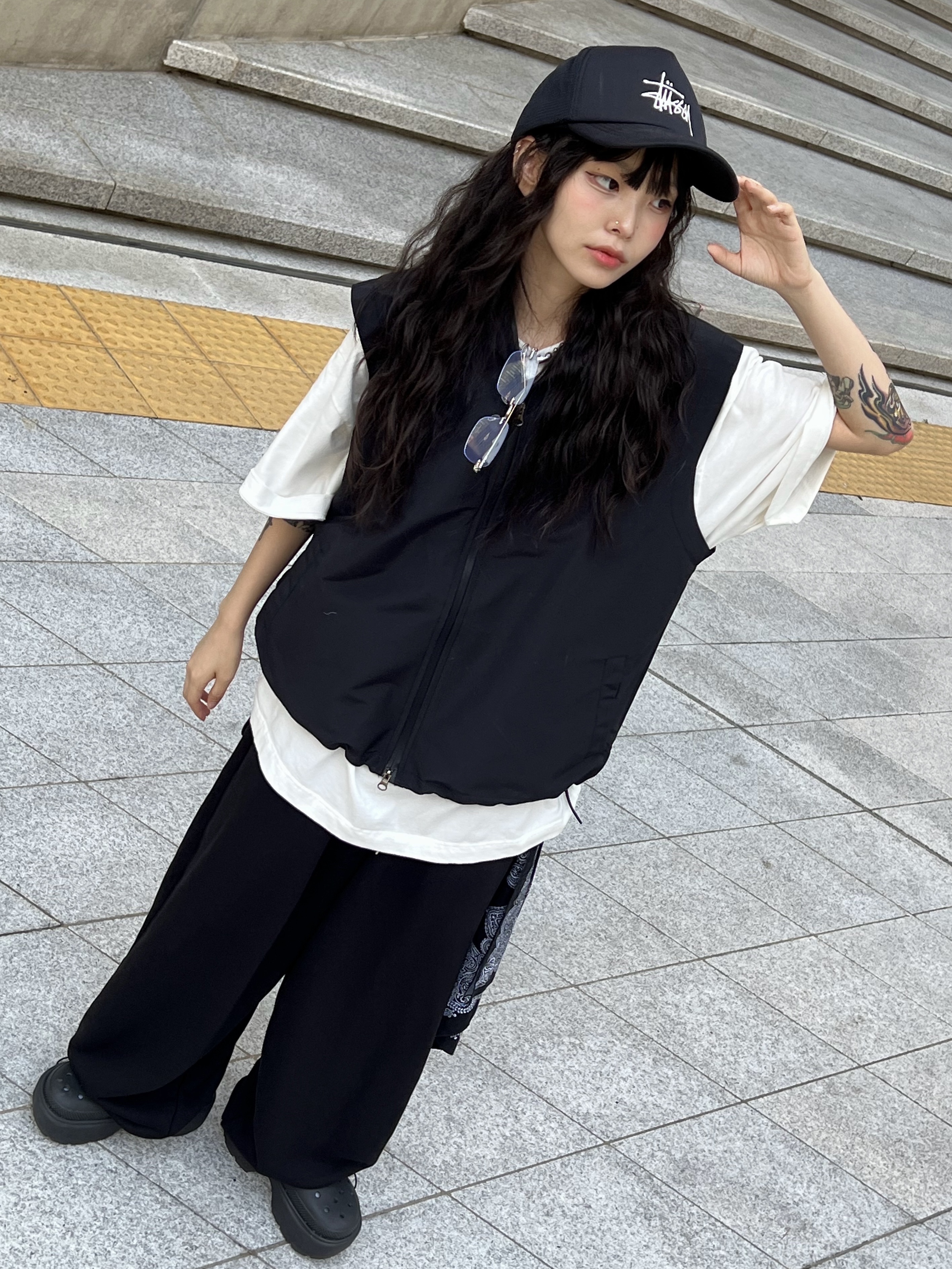 Stussy Basic Trucker Cap Black, Crocs Stomp Clog Black 착용 스타일 - 2