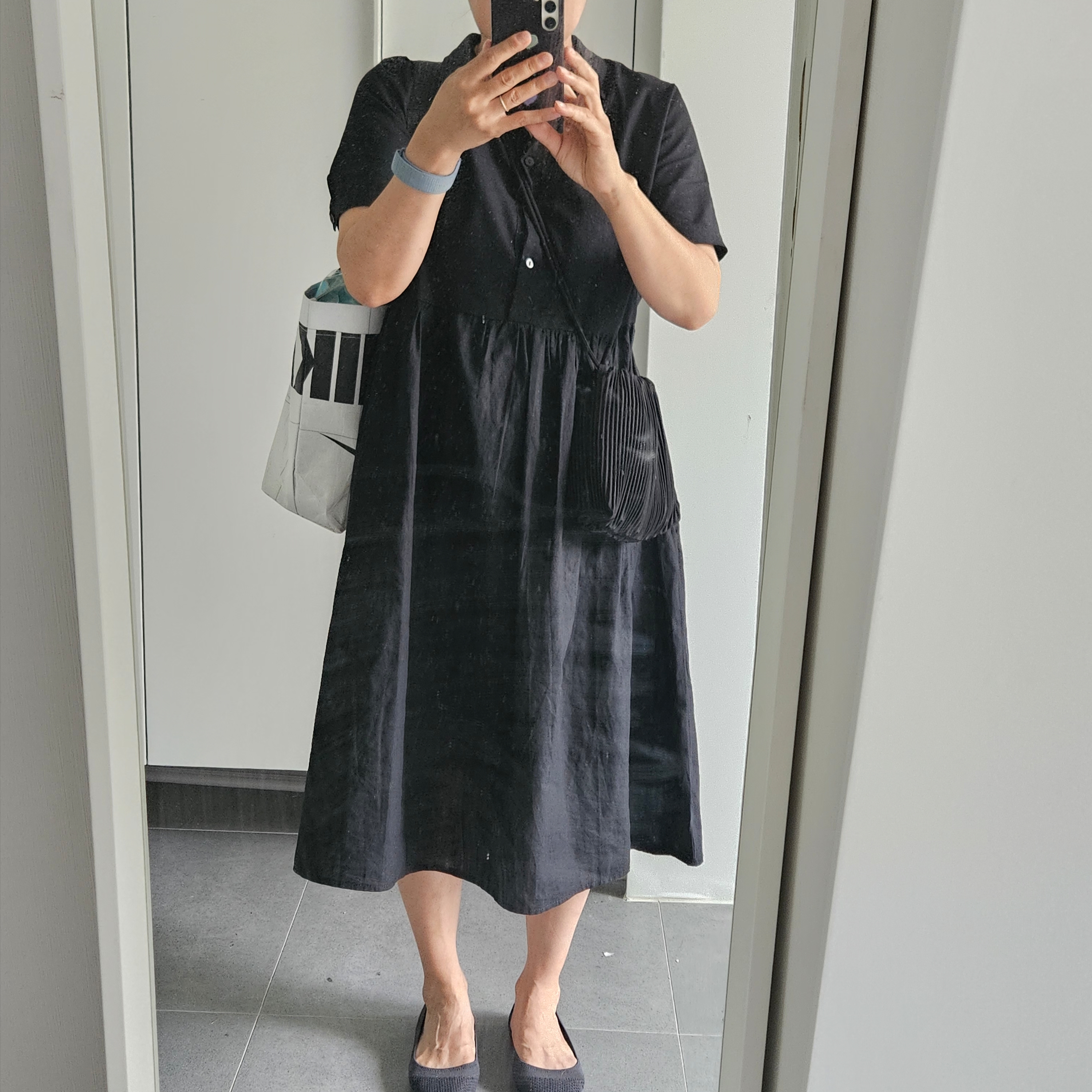 COS Scallop Crossbody Bag Black 착용 스타일 - 10