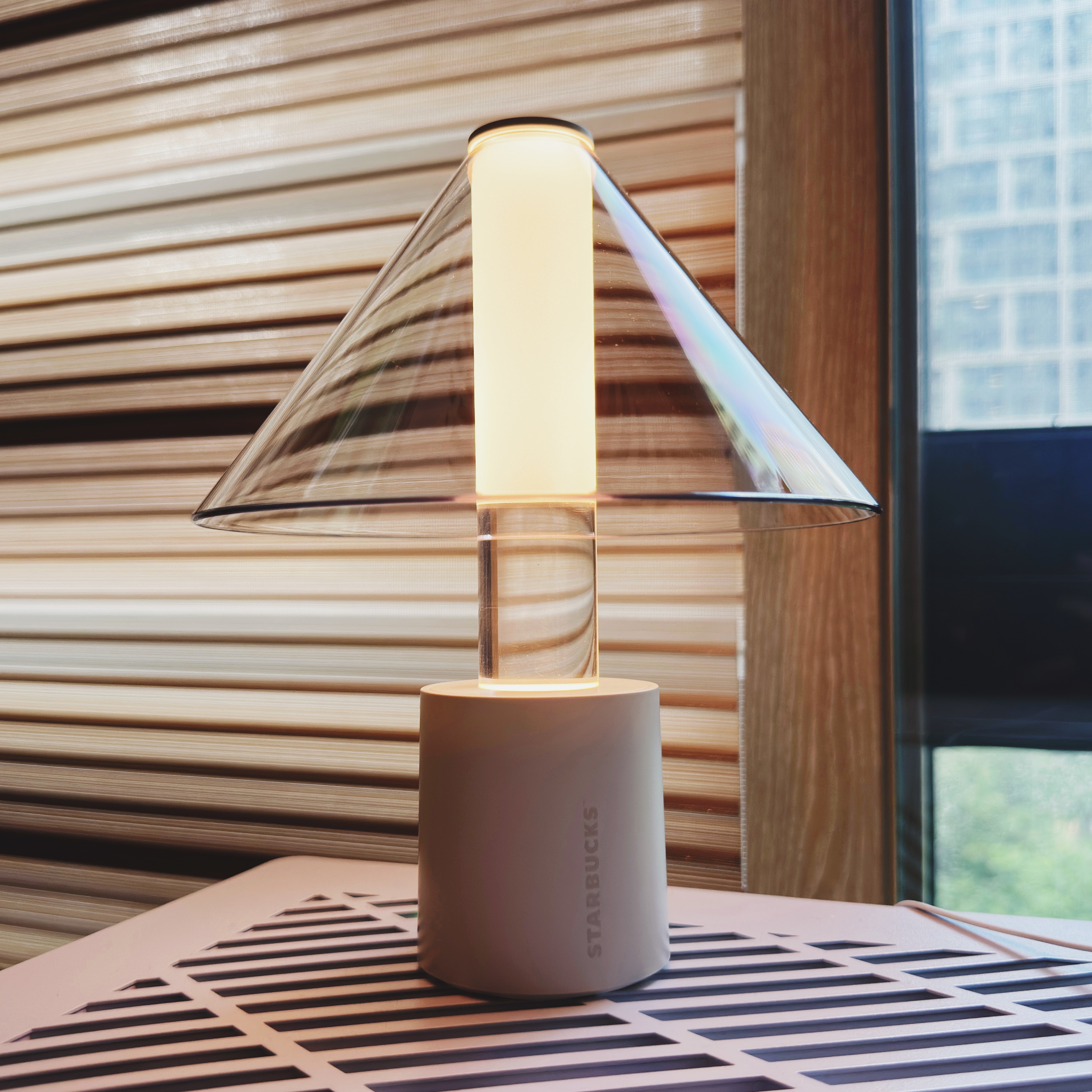 Starbucks x Bonakia Portable Lamp K White 착용 스타일 - 1