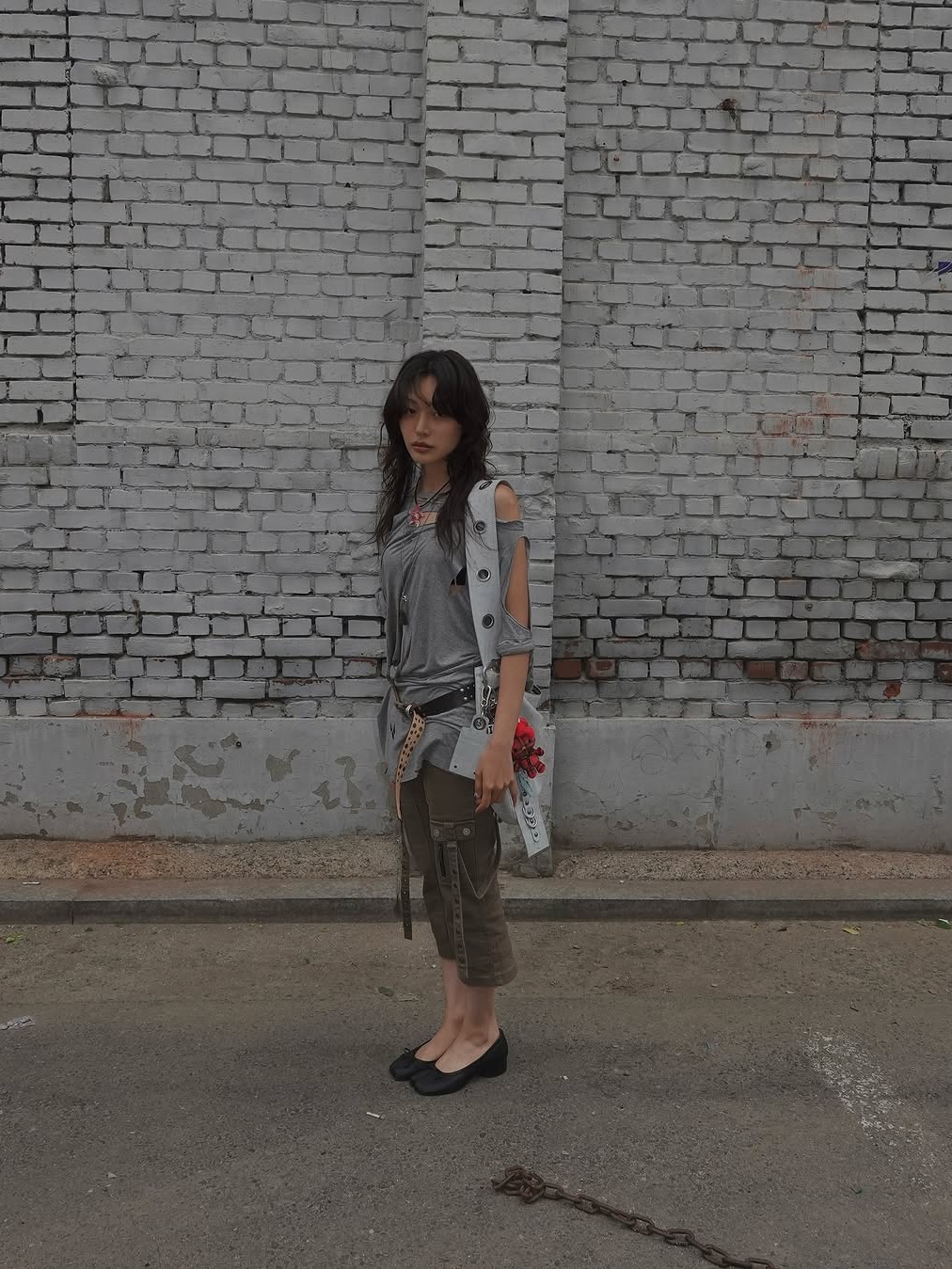 [KREAM 단독] Vacant Archive Bella Wide Strap Hobo Bag Dirty White, [KREAM 단독] Vacant Archive Bella Wide Strap Hobo Bag Crack Black 착용 스타일
