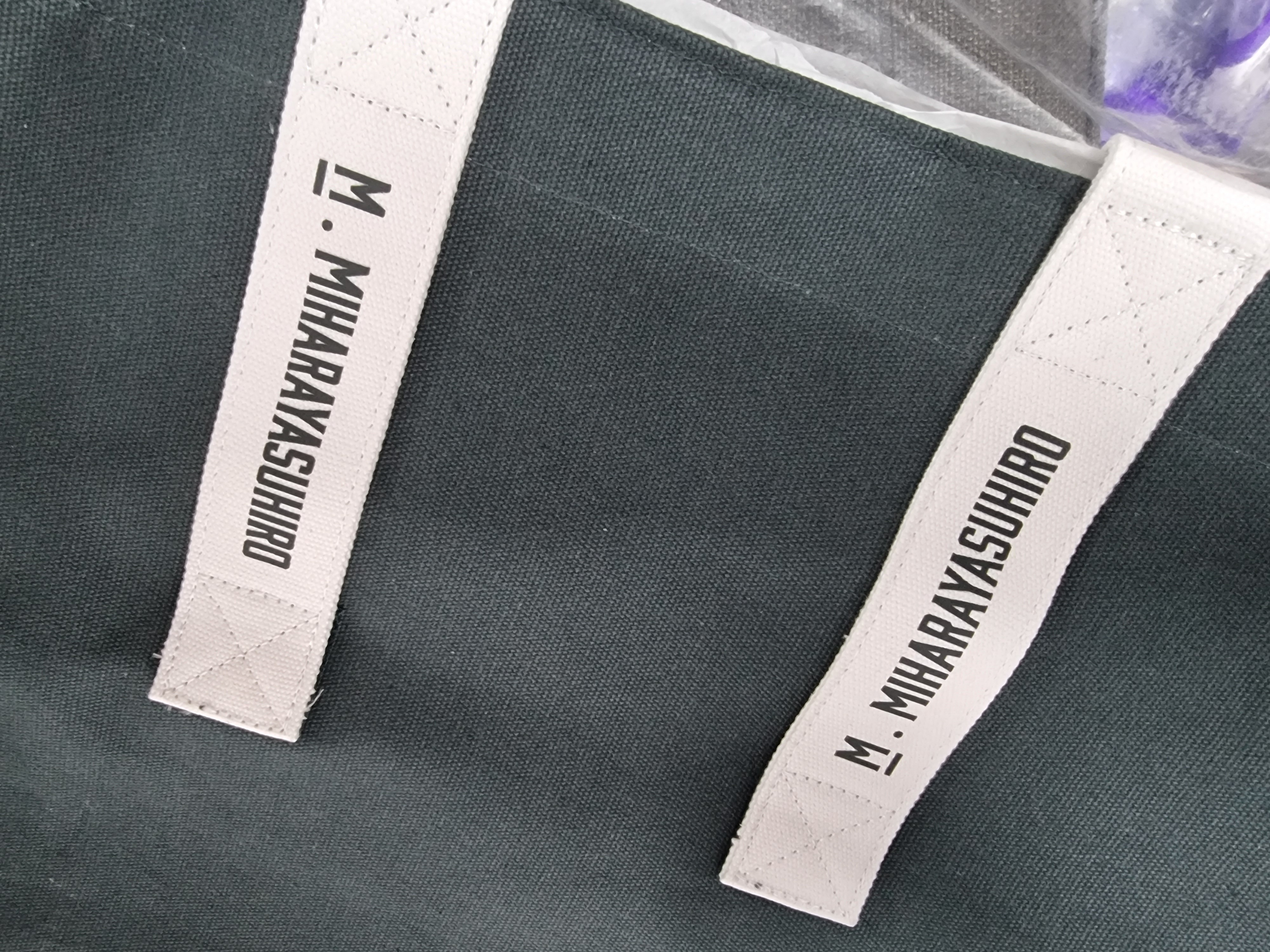 Odyssey x Maison Mihara Yasuhiro Tote Bag Green 착용 스타일 - 1