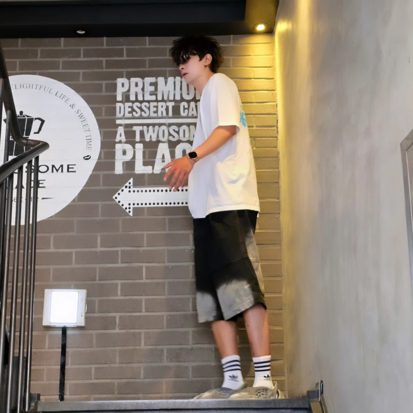 Stussy Skull Crest T-Shirt White, Adidas Yeezy Foam RNNR MX Granite 착용 스타일 - 9