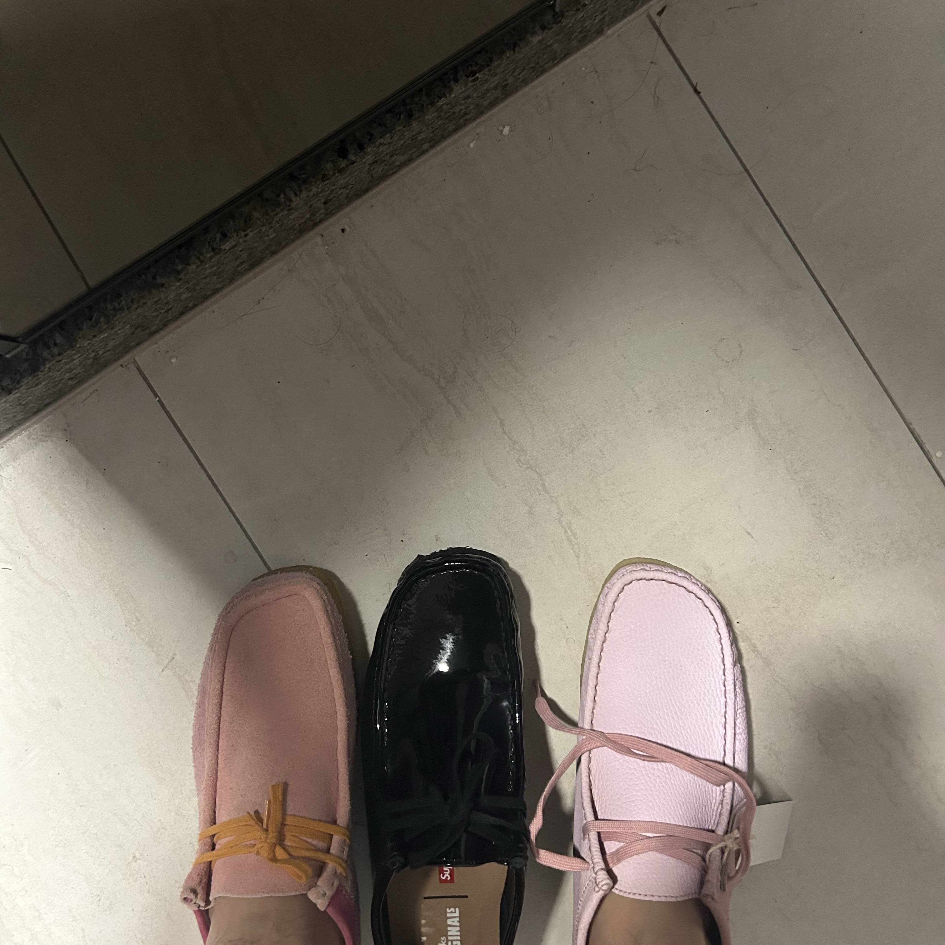 Clarks x Supreme Reflective Wallabee Pink - 25SS, Clarks x Supreme Patent Leather Wallabee Black 착용 스타일 - 2