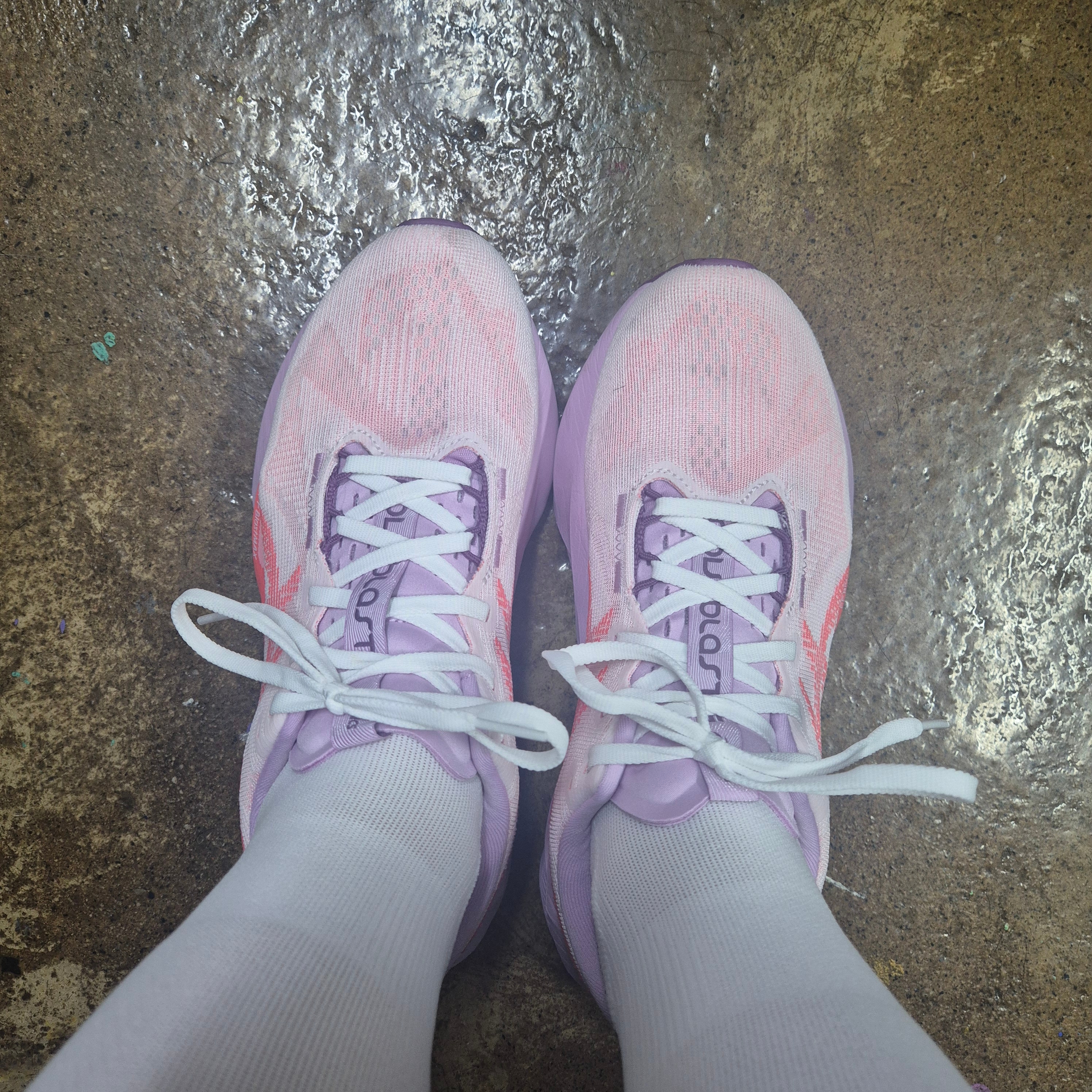 (W) Asics Novablast 5 White Coral Reef 착용 스타일 - 2