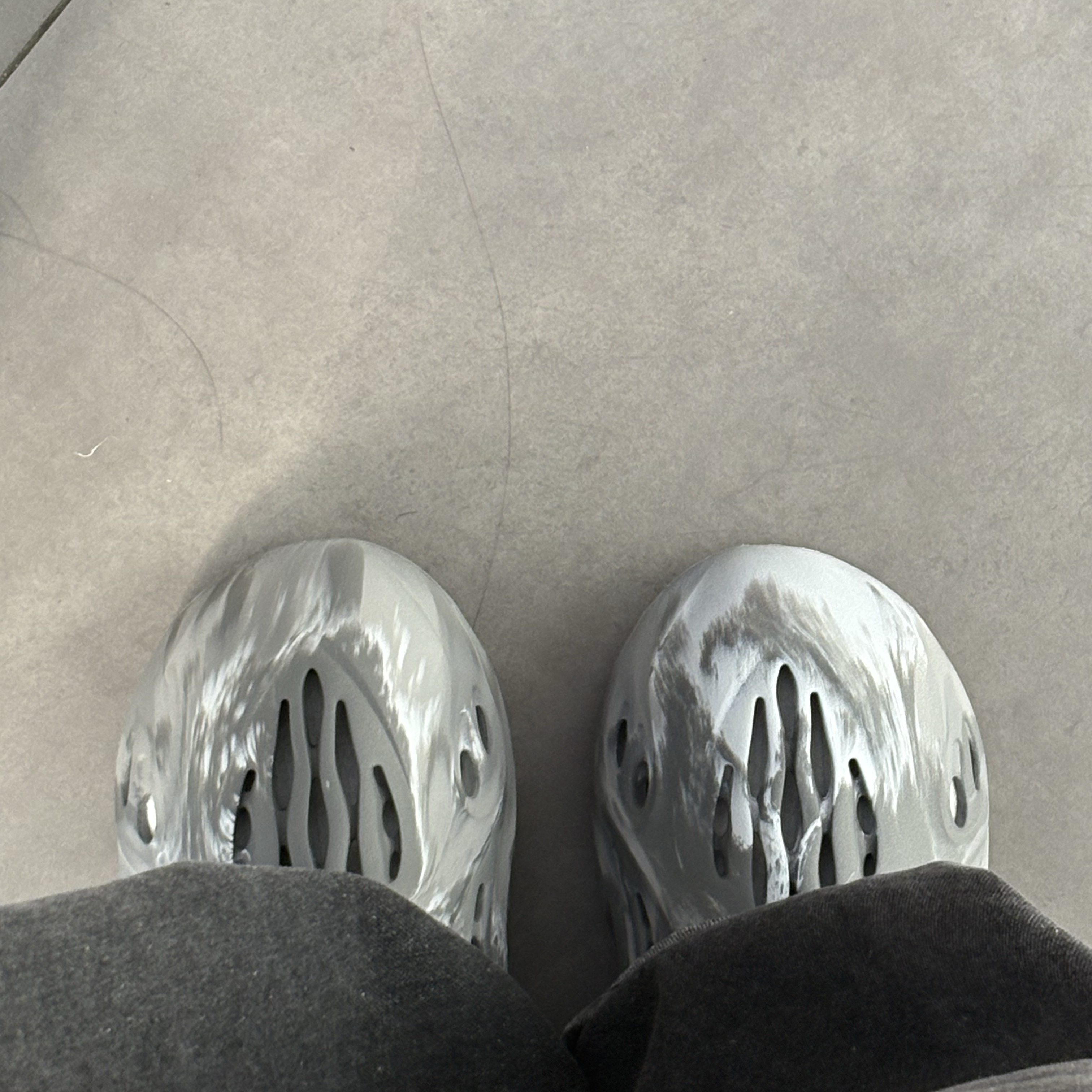 Adidas Yeezy Foam RNNR MX Granite 착용 스타일