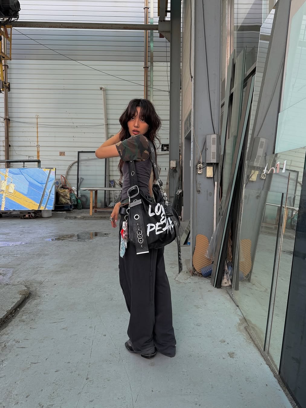 [KREAM 단독] Vacant Archive Bella Wide Strap Hobo Bag Crack Black, [KREAM 단독] Vacant Archive Bella Wide Strap Hobo Bag Dirty White 착용 스타일