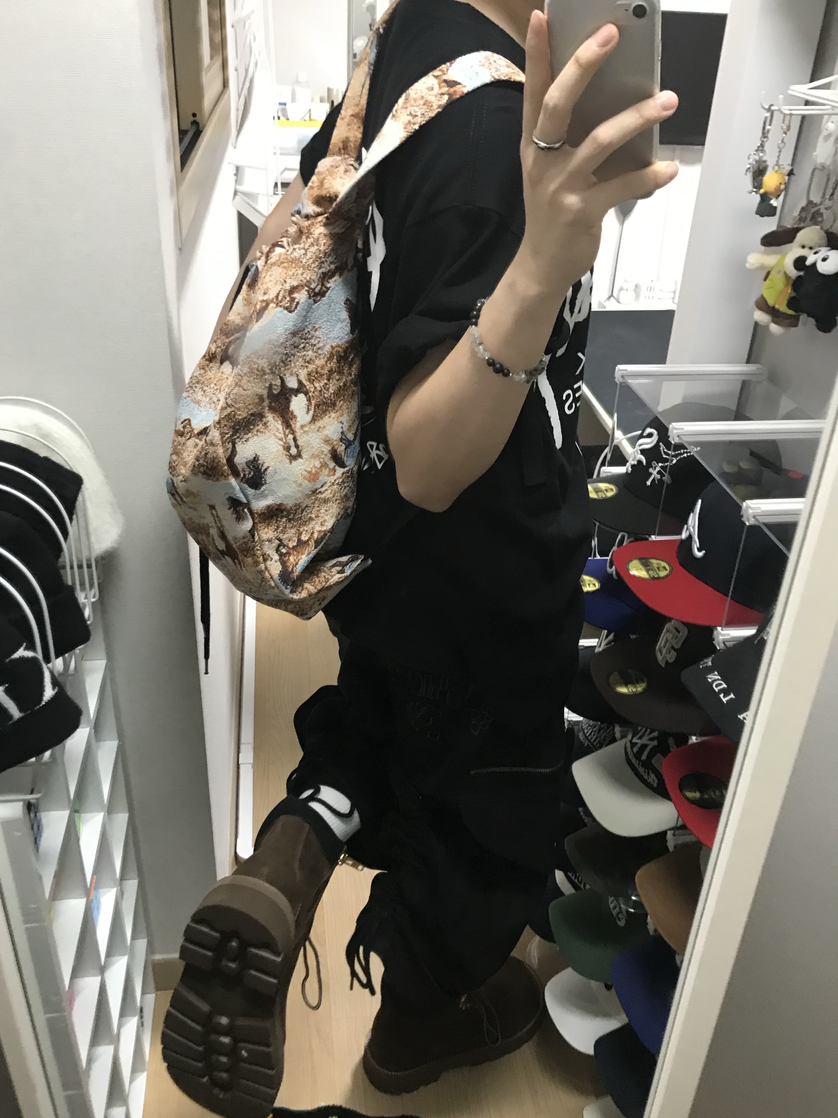 Stussy World Tour T-Shirt Black 2024,2025, Stussy World Tour T-Shirt Black 2023 착용 스타일 - 2