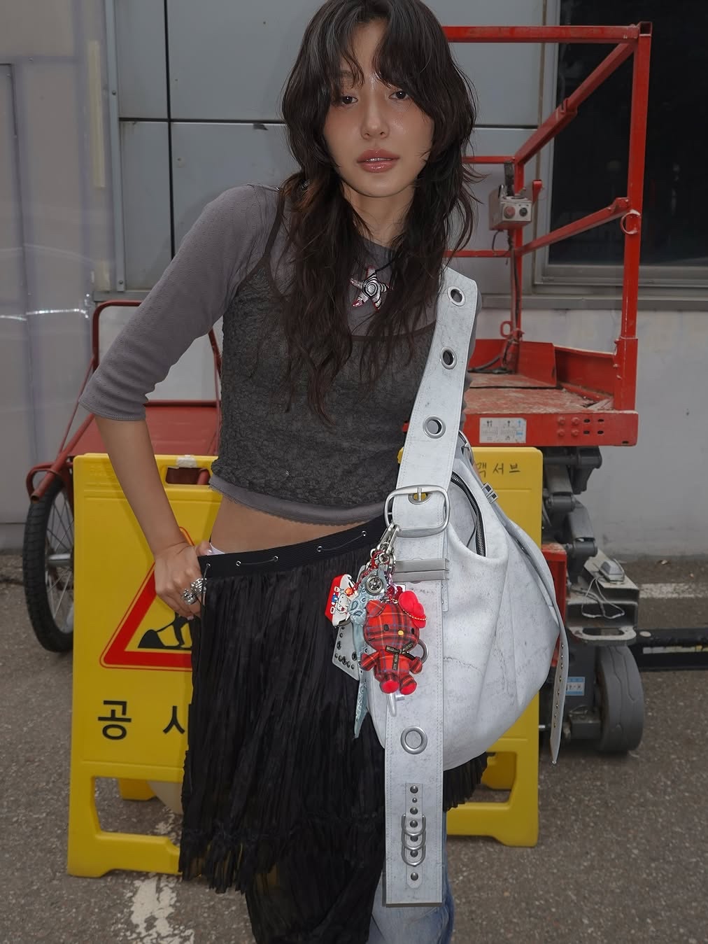 [KREAM 단독] Vacant Archive Bella Wide Strap Hobo Bag Dirty White, [KREAM 단독] Vacant Archive Bella Wide Strap Hobo Bag Crack Black 착용 스타일
