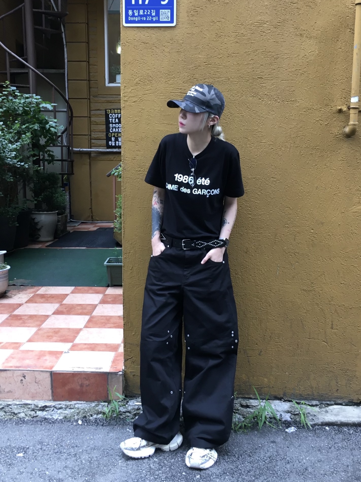 Gentle Monster x Maison Margiela MM217 Silver Clear, CDG 1986 Comme des Garcons T-Shirt Black 착용 스타일 - 1