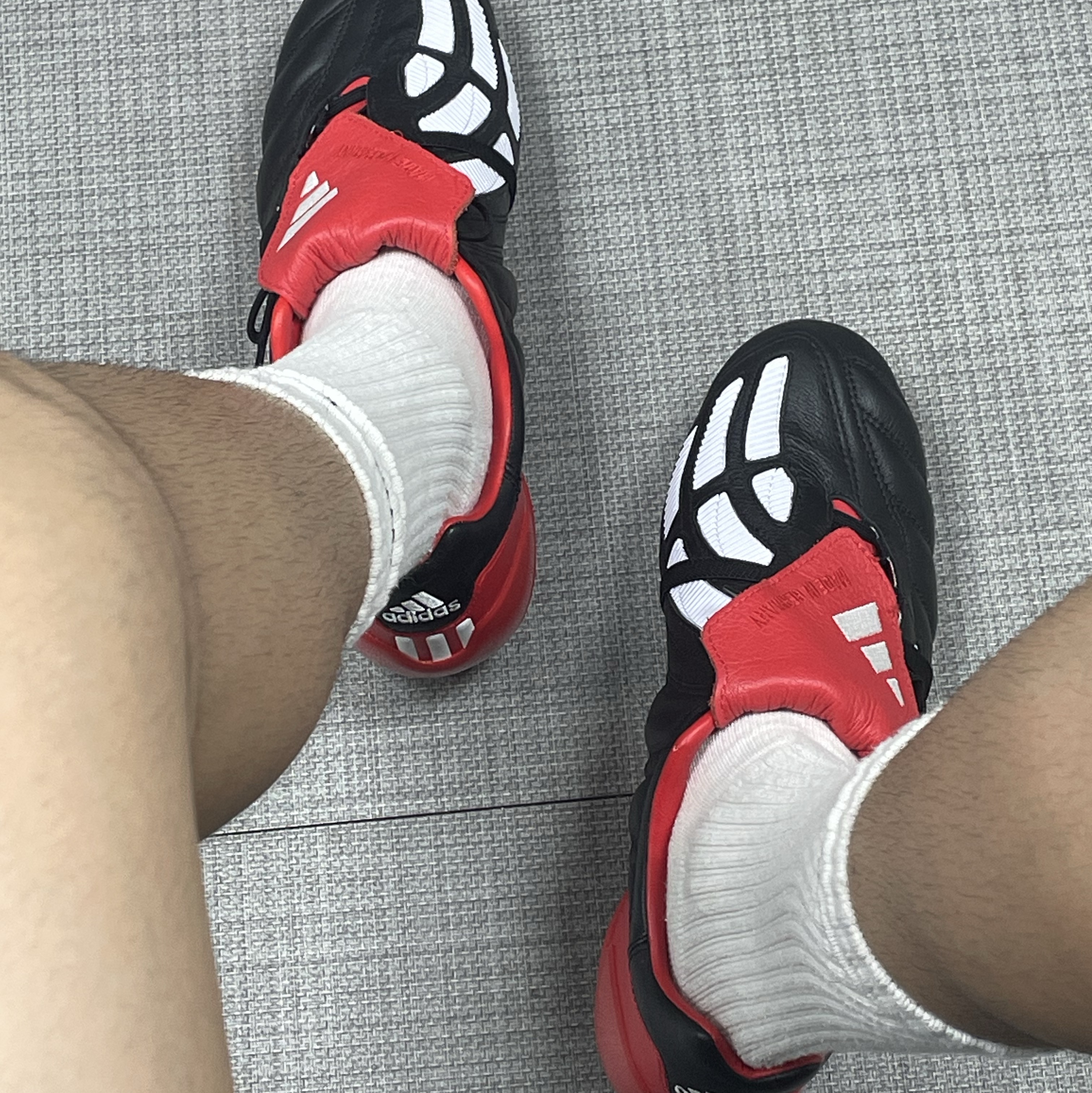 Adidas Predator Mania Black Vivid Red 착용 스타일 - 1