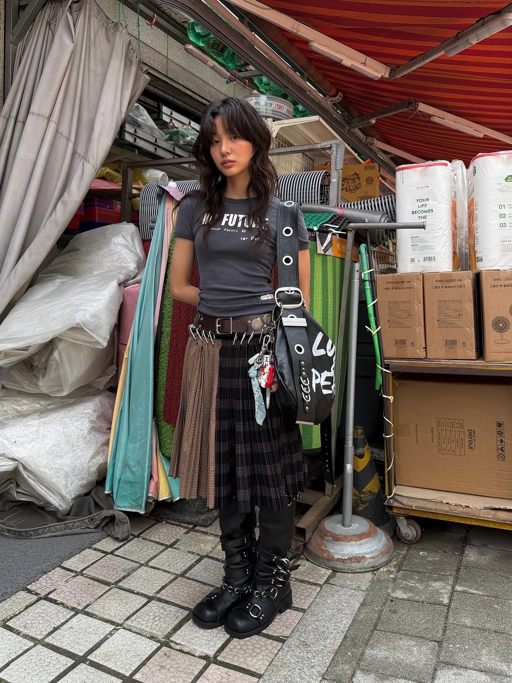 [KREAM 단독] Vacant Archive Bella Wide Strap Hobo Bag Crack Black, [KREAM 단독] Vacant Archive Bella Wide Strap Hobo Bag Dirty White 착용 스타일