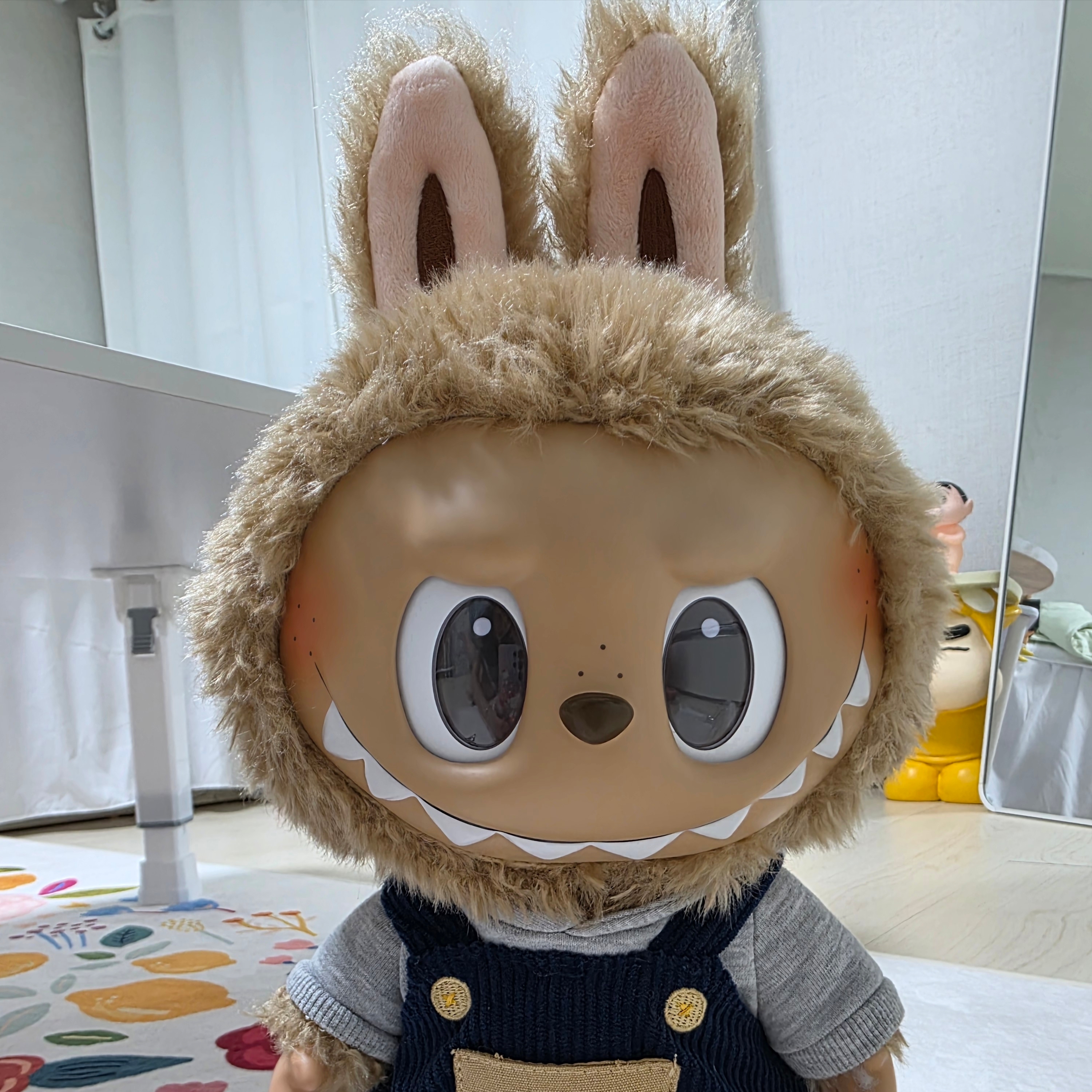 Pop Mart Labubu Time To Chill Vinyl Plush Doll 착용 스타일