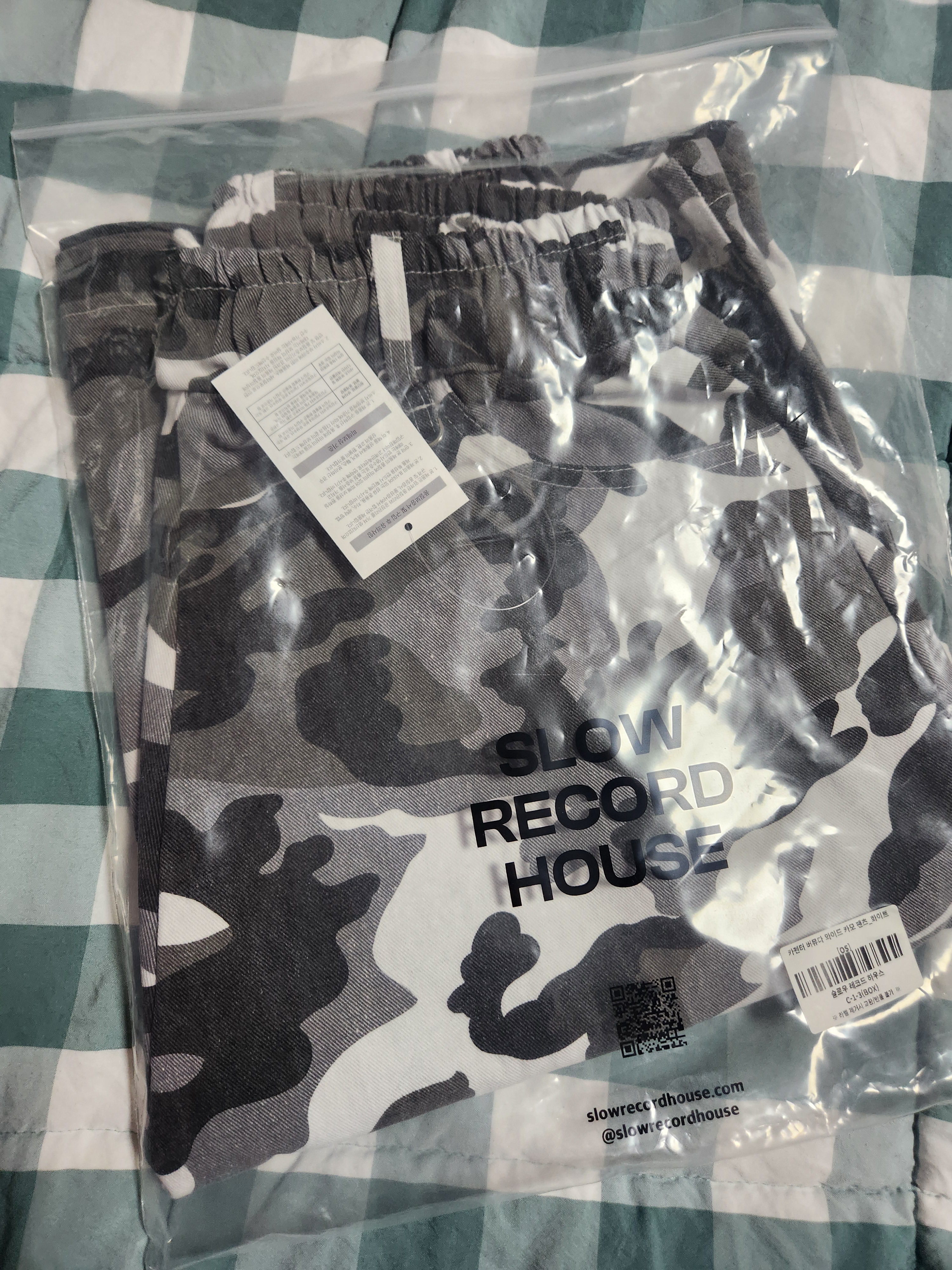 SLOW RECORD HOUSE Carpenter Bermuda Wide Camo Pants White 착용 스타일 - 1