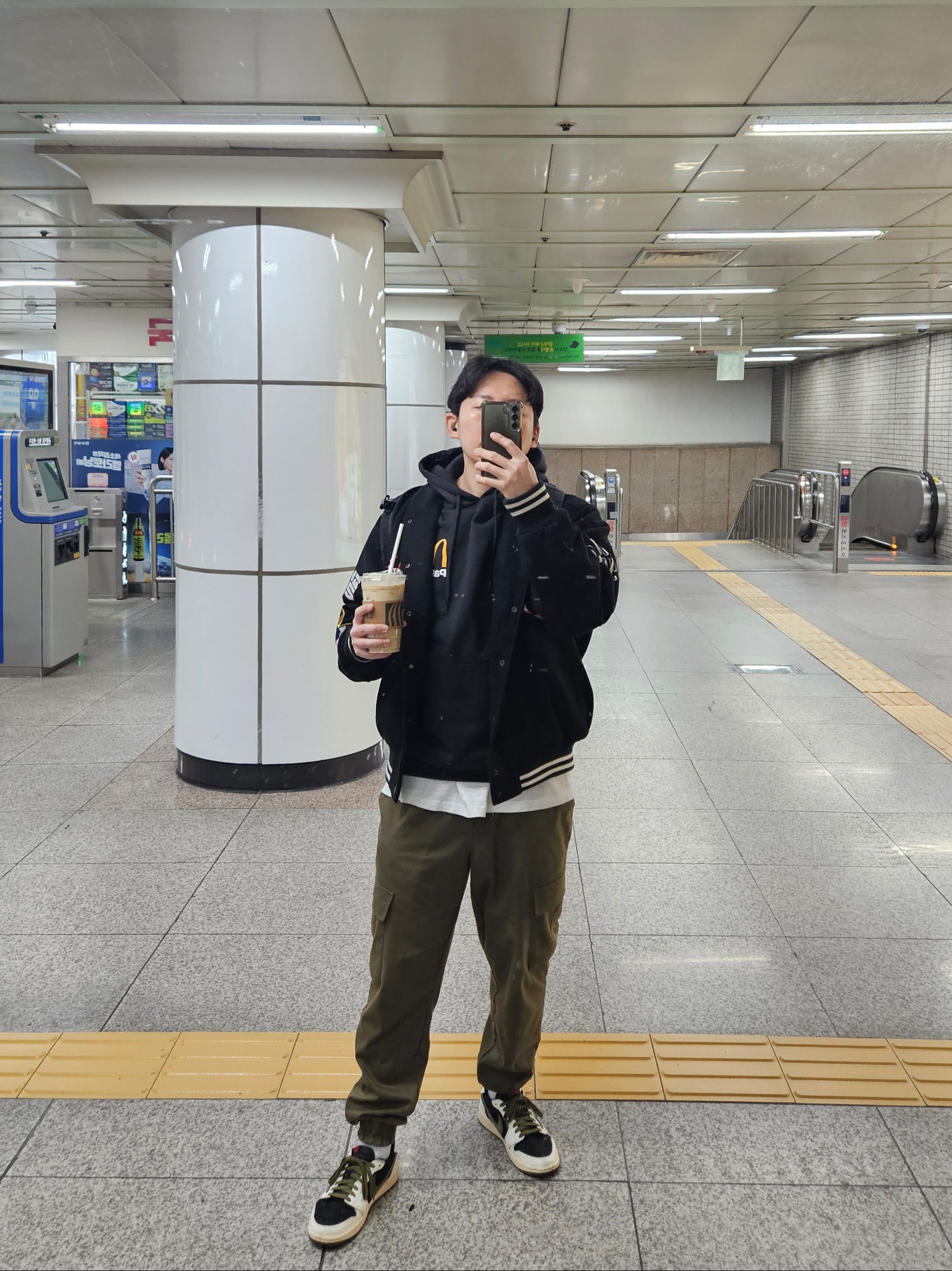 (W) Jordan 1 x Travis Scott Retro Low OG SP Medium Olive, Palace x McDonald's Logo Hood Black - 23FW 착용 스타일