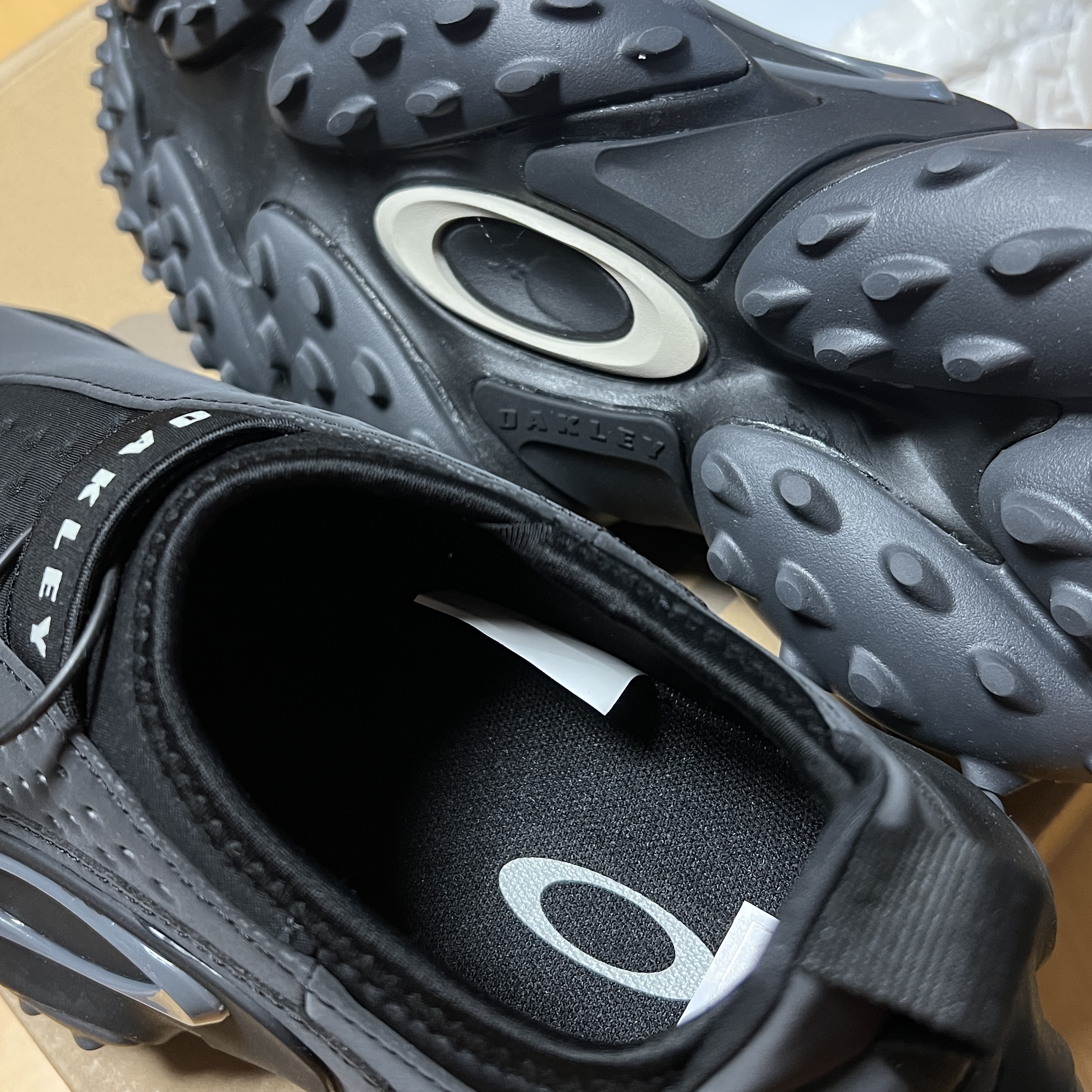 Oakley Edge Icon Blackout 착용 스타일