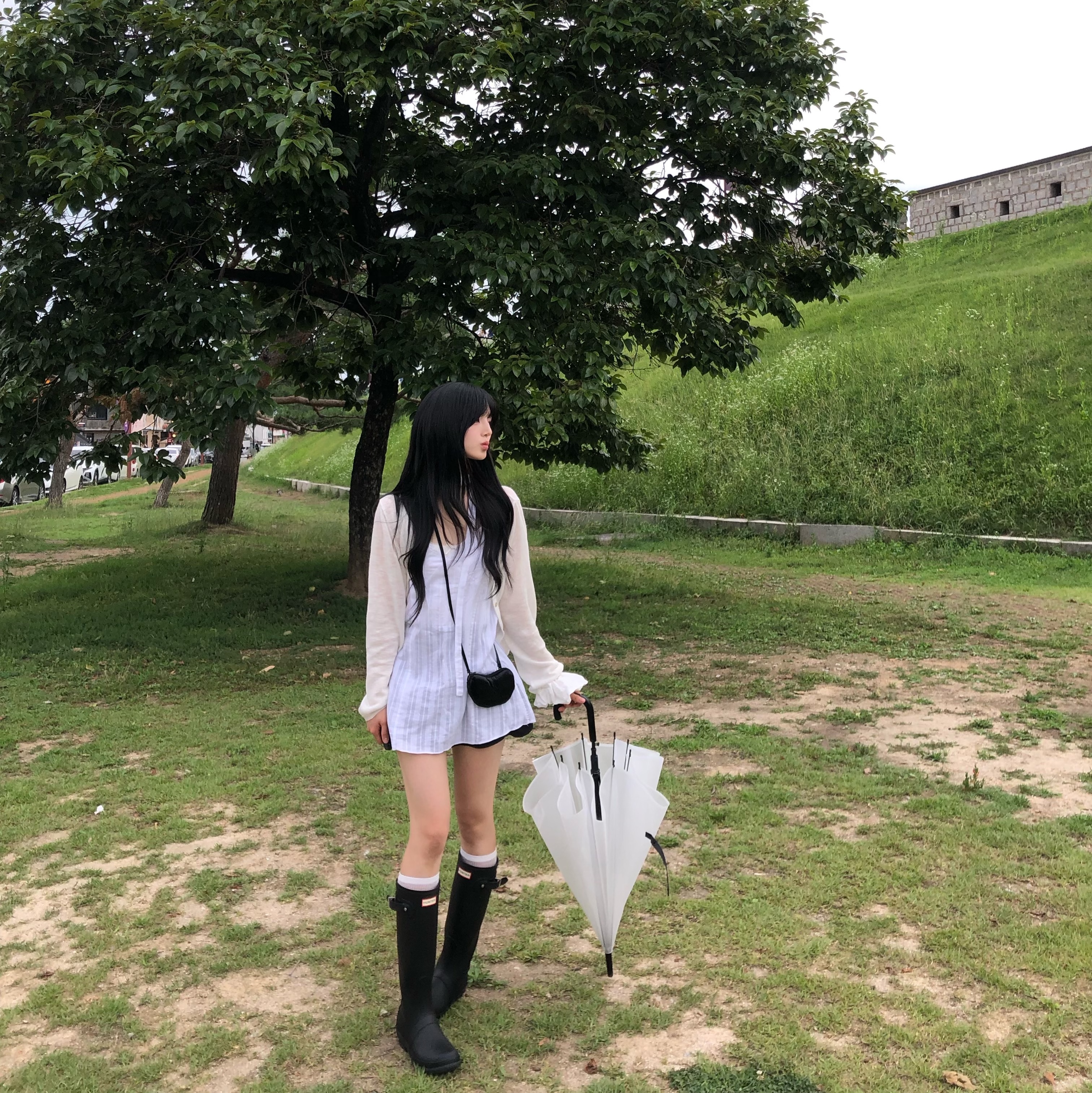 ACOC Pebble Wallet Black, (W) Hunter Original Tall Rain Boots Black 착용 스타일 - 4