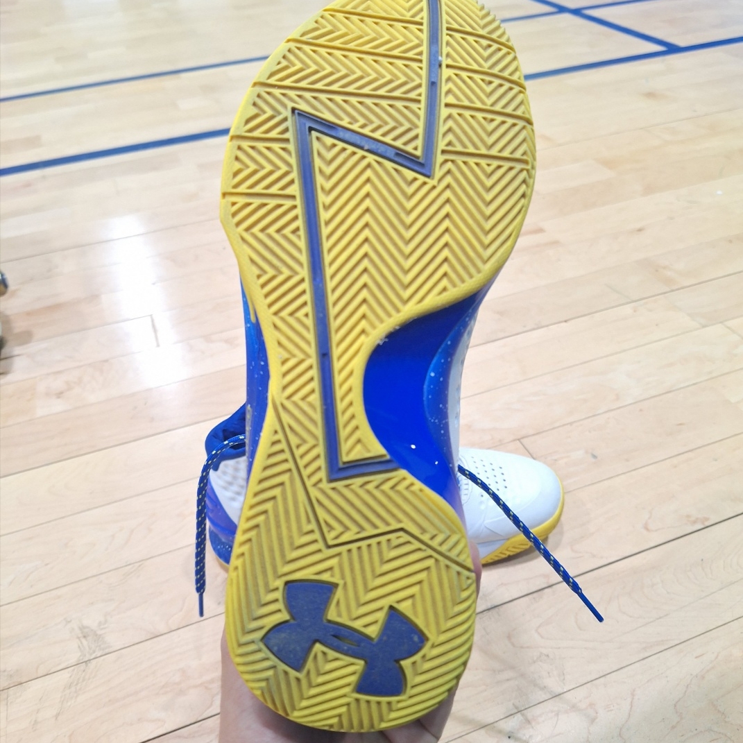 Under Armour Curry 1 White Taxi Royal 착용 스타일 - 2
